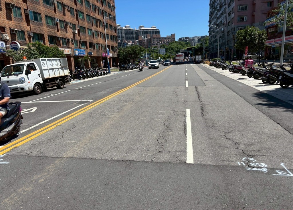 養工處將於4月24、25日夜間辦理淡水區沙崙路(中正路二段至新民隧道)雙向道路銑鋪工程，請用路人配合交通管制。