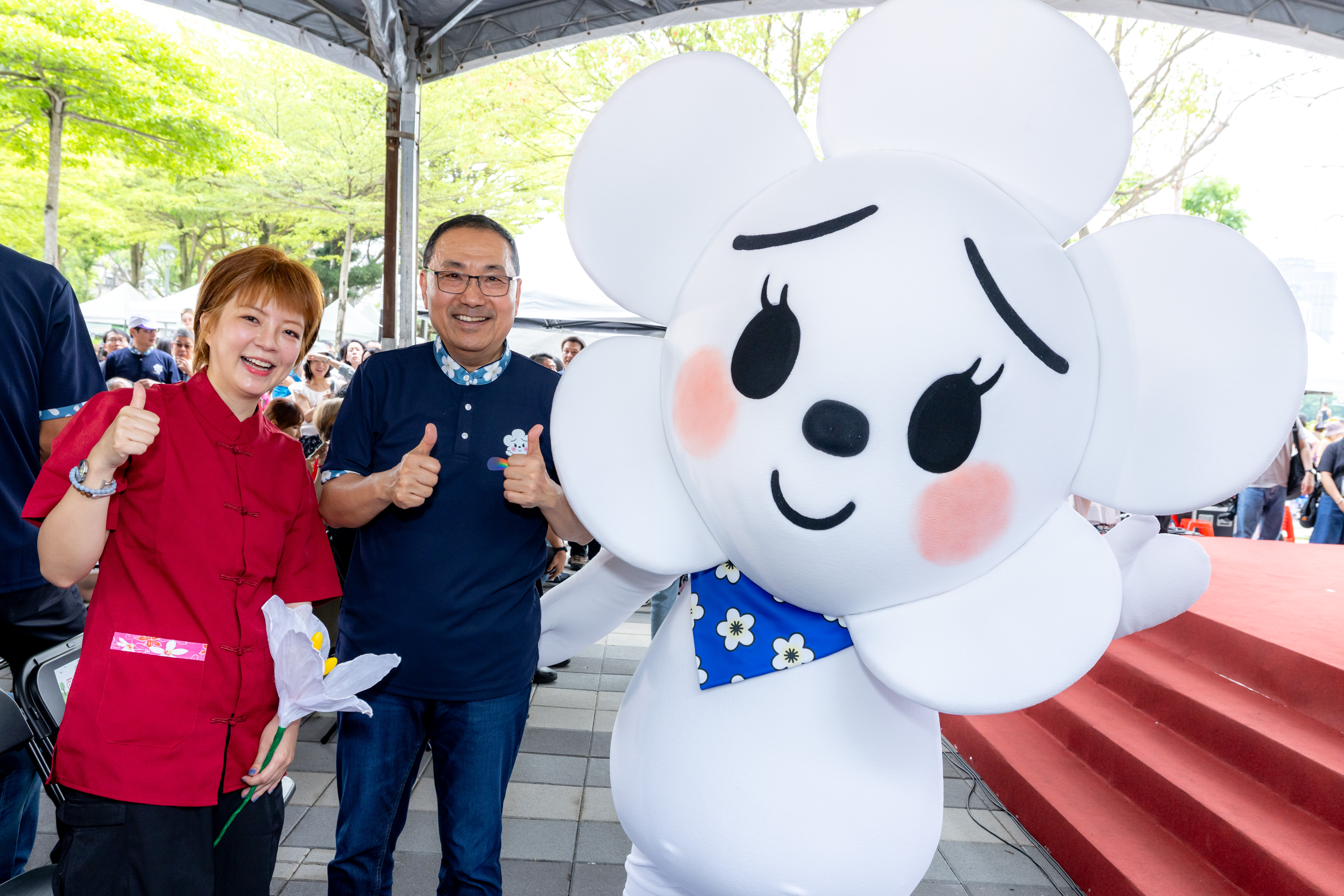 3.侯友宜市長、劉冠吟局長與專屬代言人桐花精靈「發桐醬」合影