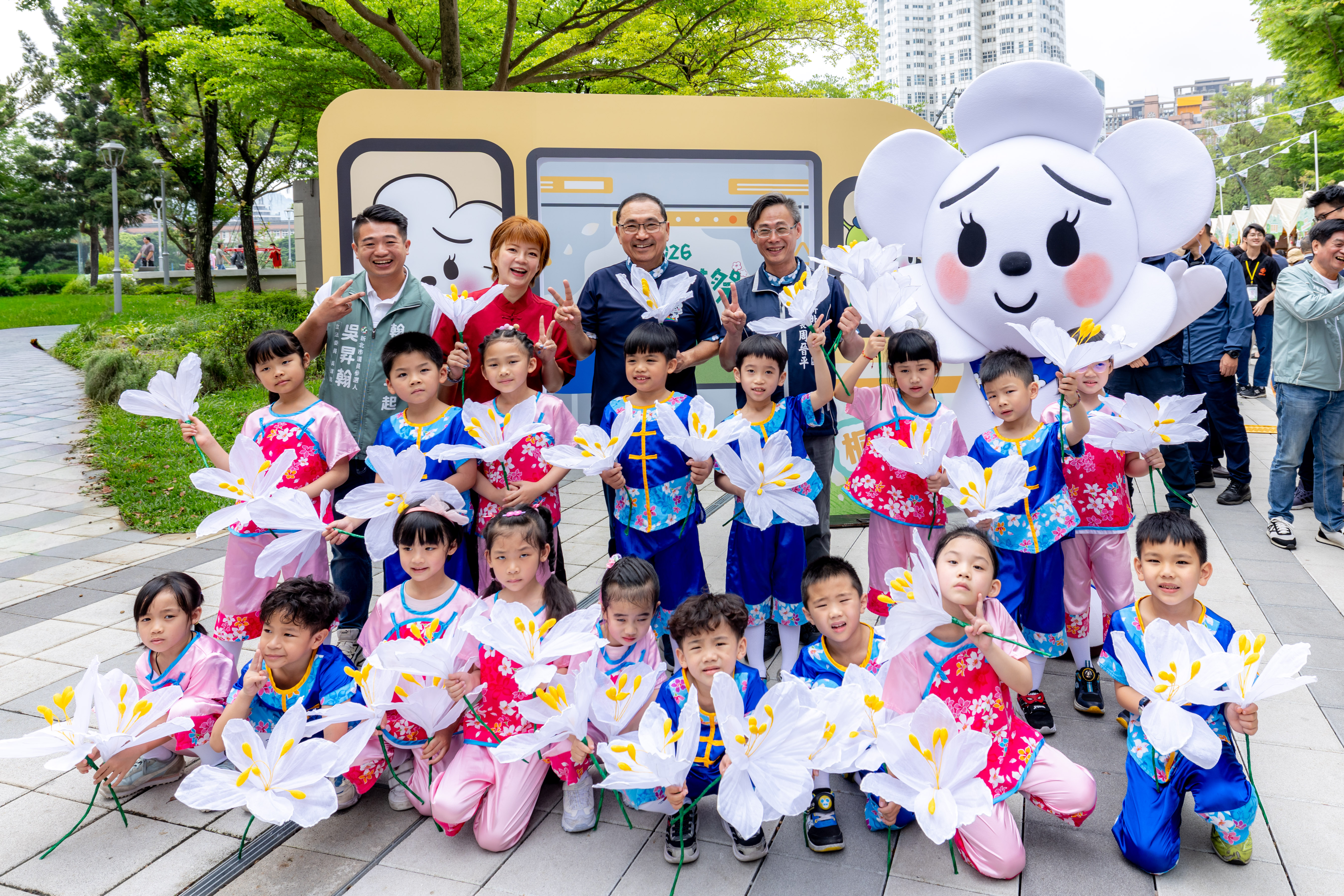 4.侯友宜市長、劉冠吟局長、周晉平區長與樂利國小桐花小精靈一起和又萌又可愛的發桐醬