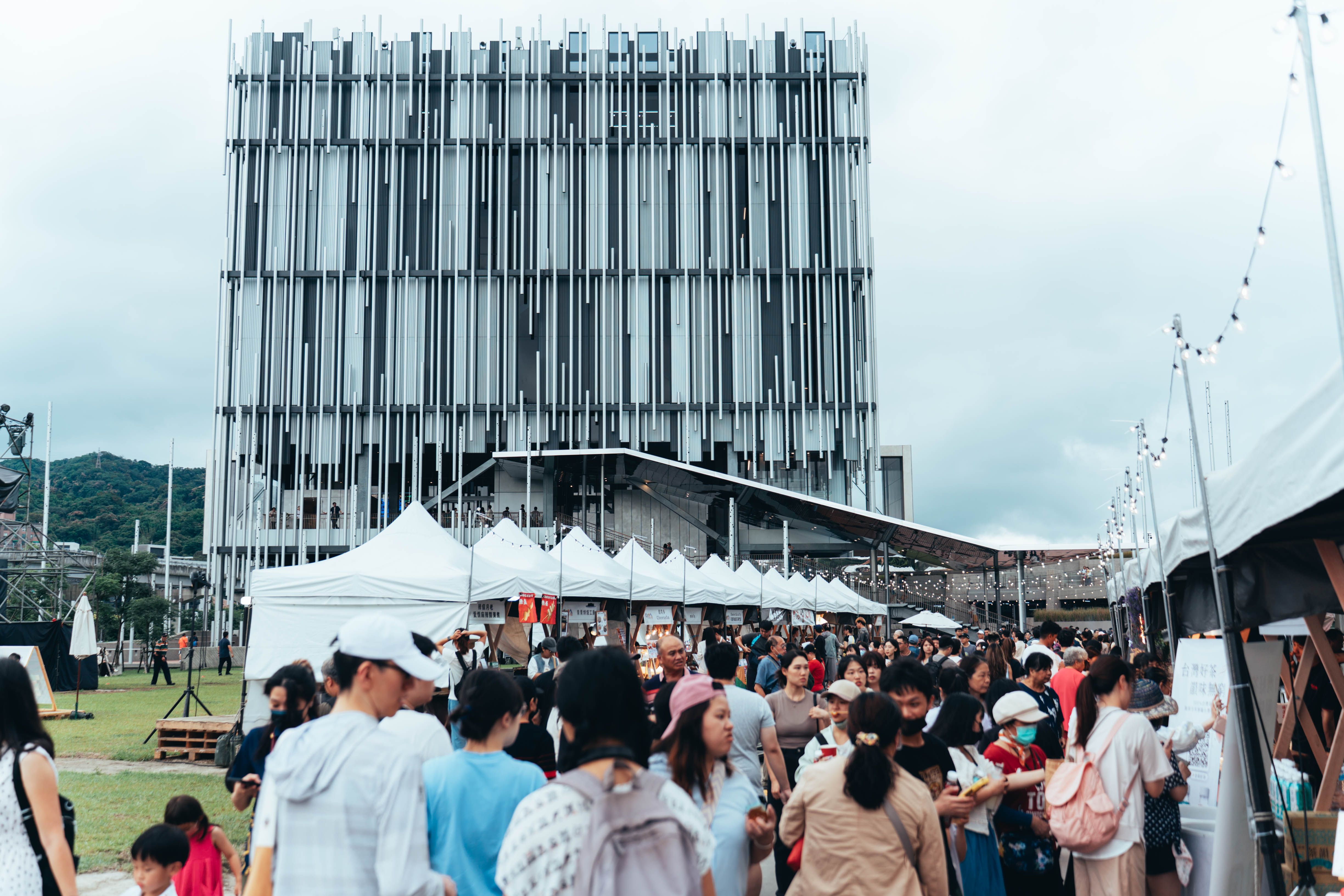 新北市美術館開館周年系列活動本週末（4月25日、26日）熱鬧展開，「流聲市集」將於下午4點登場，匯集全台超過30家風格品牌。