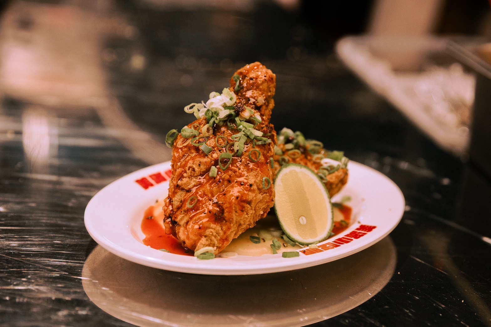 傳承台南45年經典風味的「美滿炸雞」進駐流聲市集，以外酥內多汁的招牌口感，帶來熟悉又迷人的街頭美食記憶。