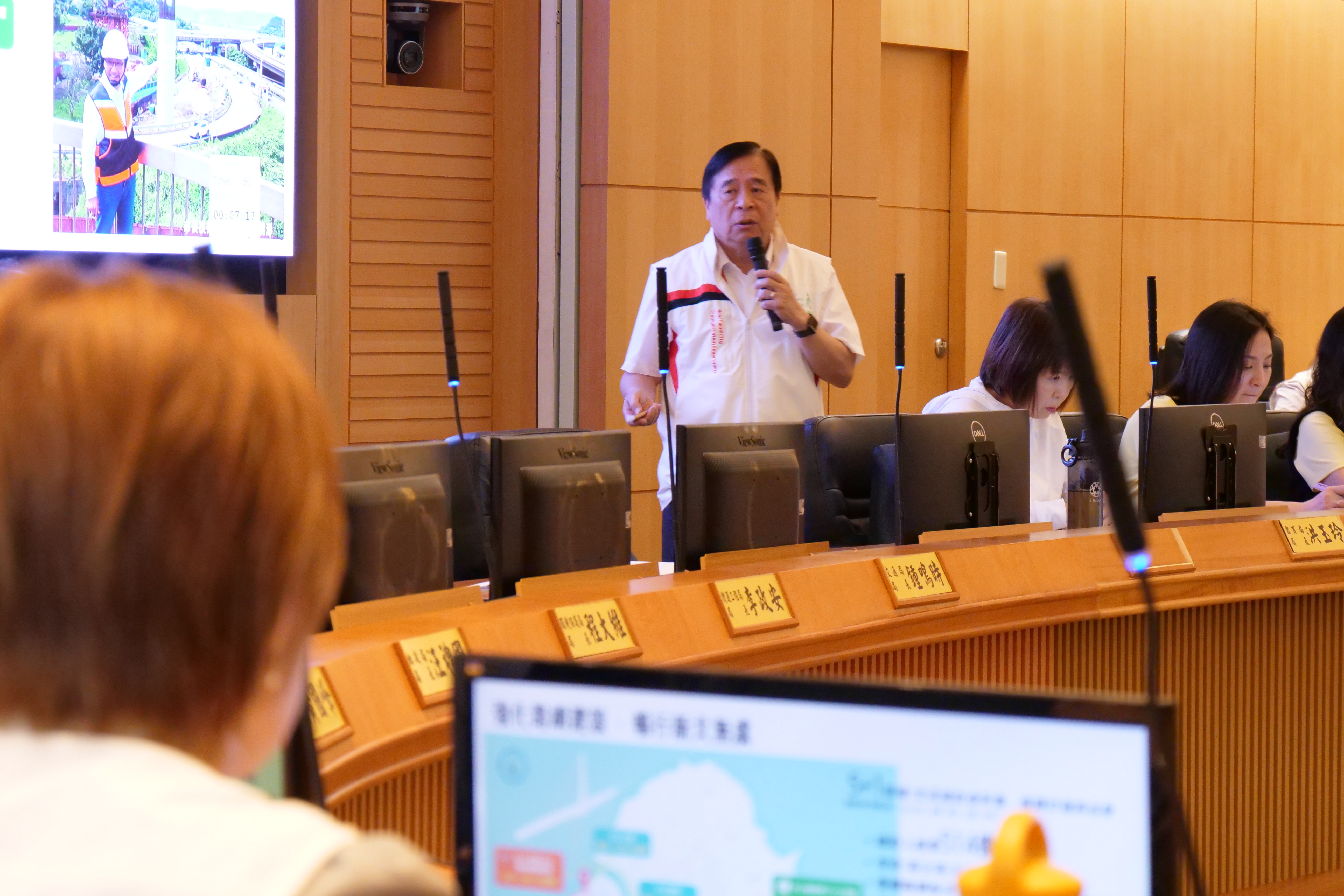 交通局長鍾鳴時於市政會議進行簡報