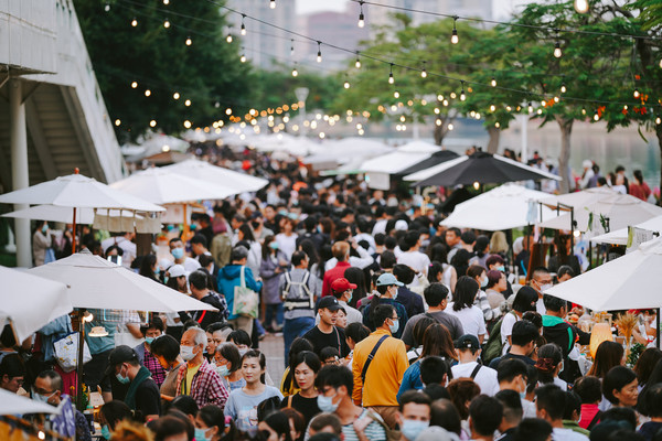 活動周邊規劃特色市集與美食胖卡，包括經典小吃與異國美食，讓民眾在健走之餘也能品嚐美味，享受音樂與海風交織時光。