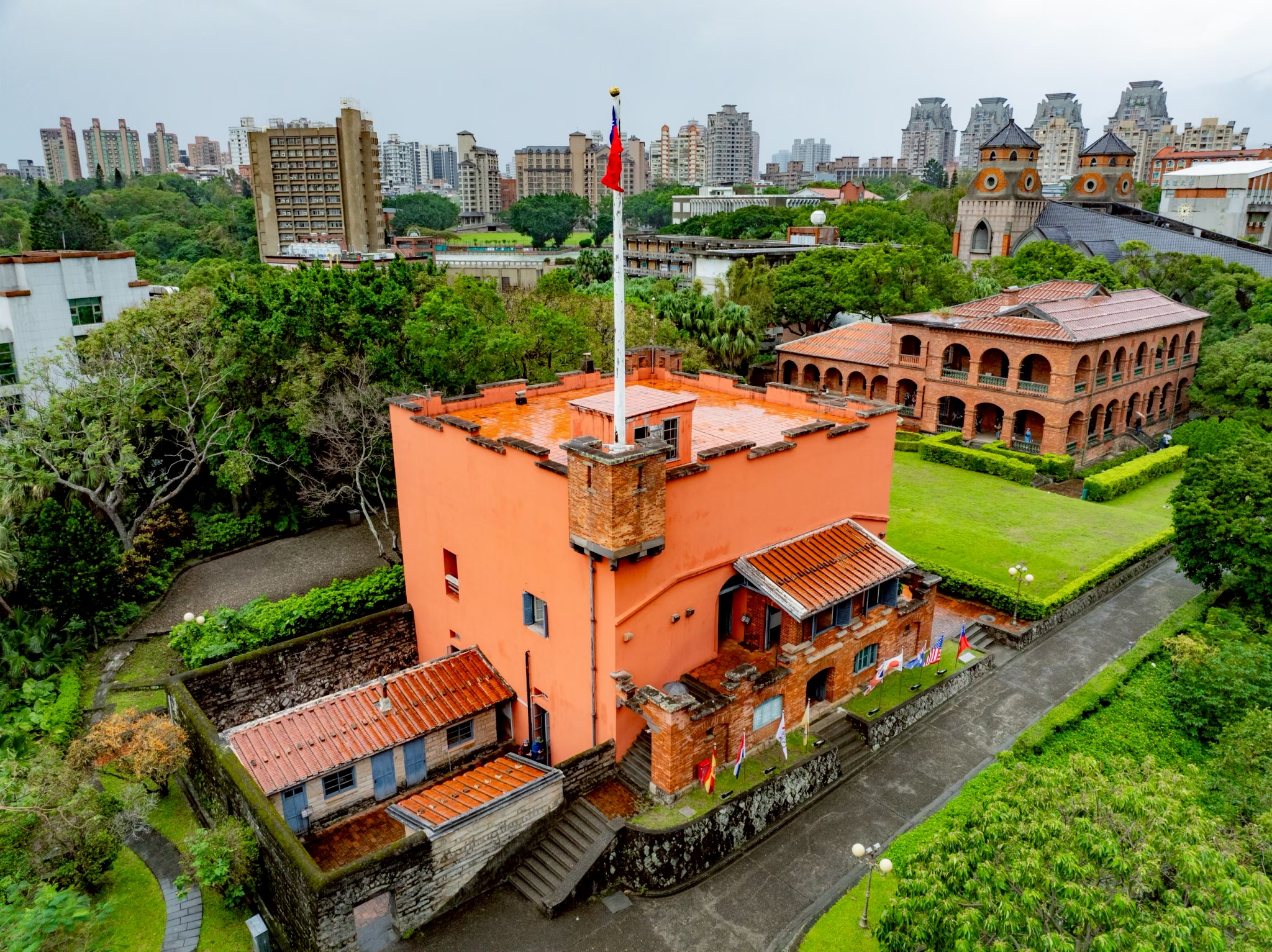 淡水紅毛城及其周遭歷史建築群以獨特的自然地貌與人文歷史為基礎，引領民眾走入古蹟現場體認歷史文明與自然環境交織的多元面貌