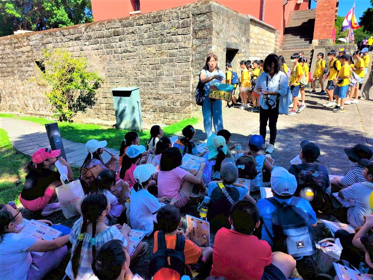 講師向學生講解淡水紅毛城的歷史與環境變遷