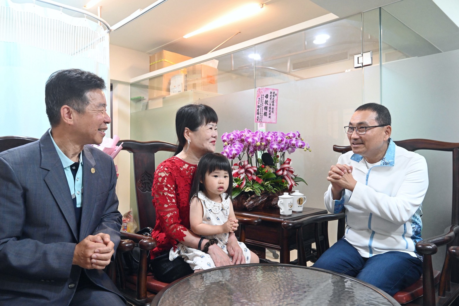 新北市長侯友宜今（22）日前往新莊區，向獲選115年度模範母親代表的康錦花女士道賀。