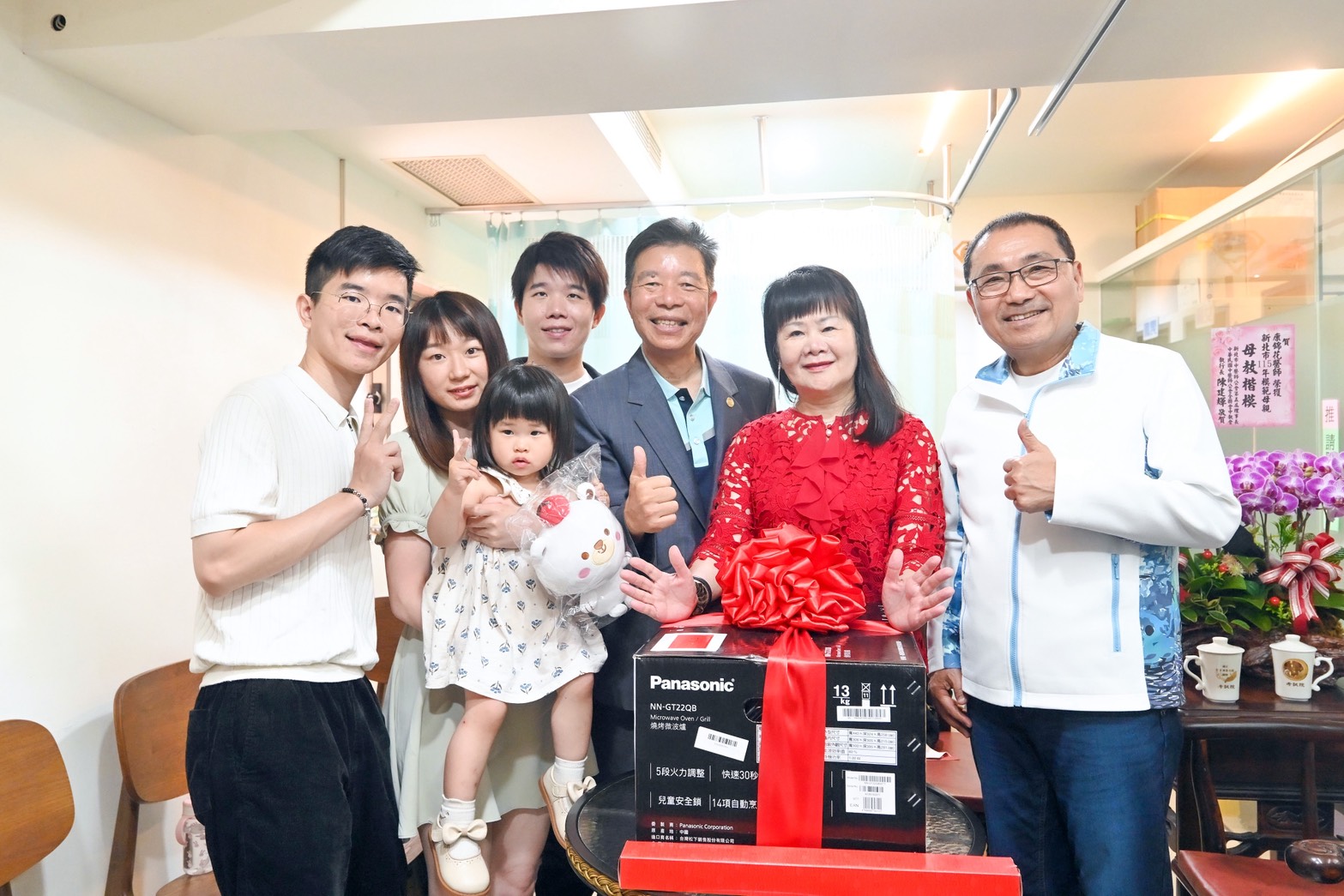 侯友宜表示，康錦花獲選模範母親實至名歸，她不只用專業照護病患，也用愛照顧家庭，是許多人心中的榜樣。