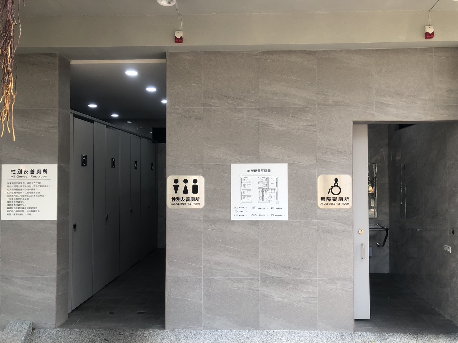  明亮的單一走道出入口設計，設有通風百葉及抽排風機，大幅降低悶熱及異味