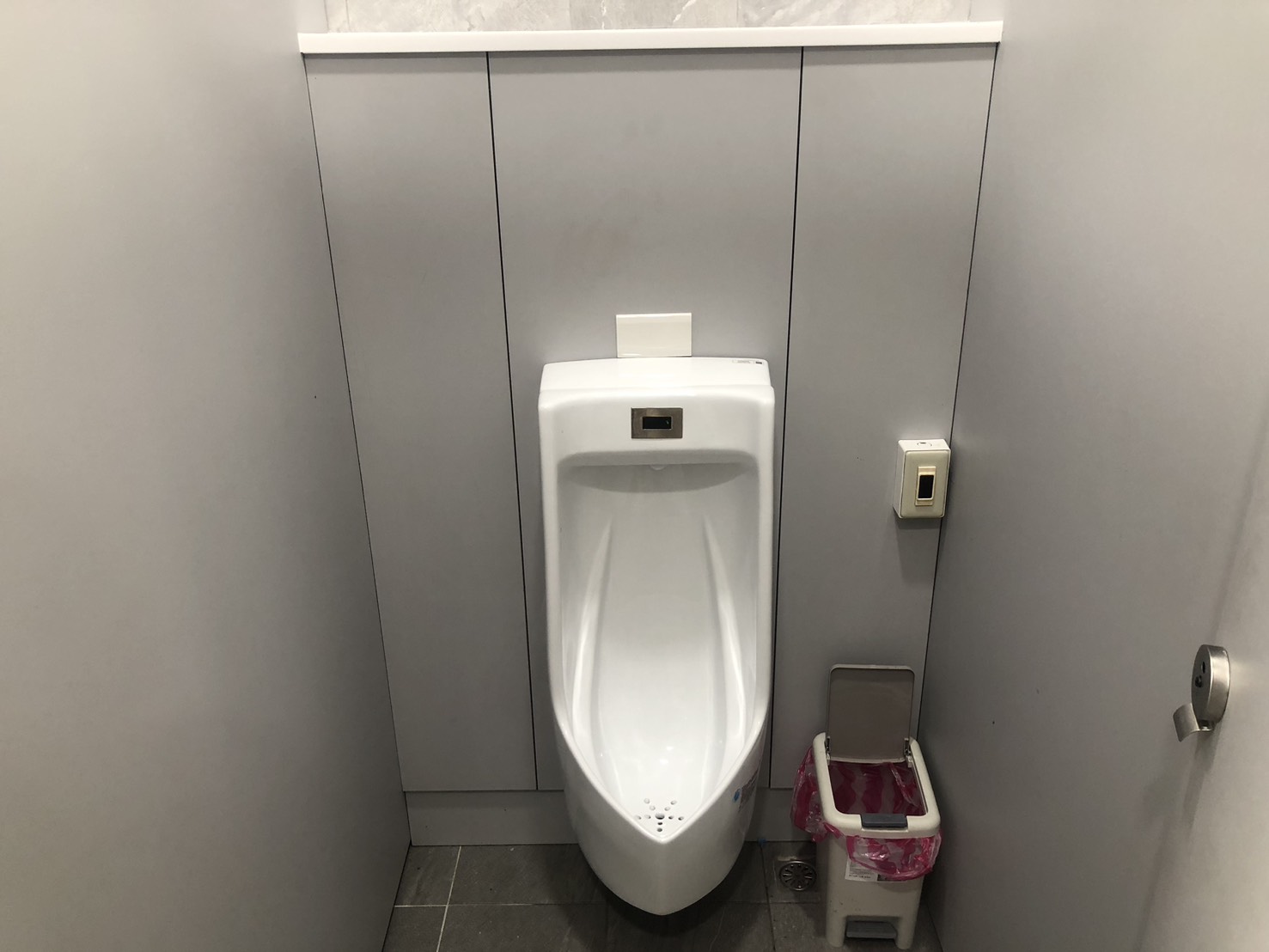 小便斗皆有設置獨立隔間，上方亦增設置物空間