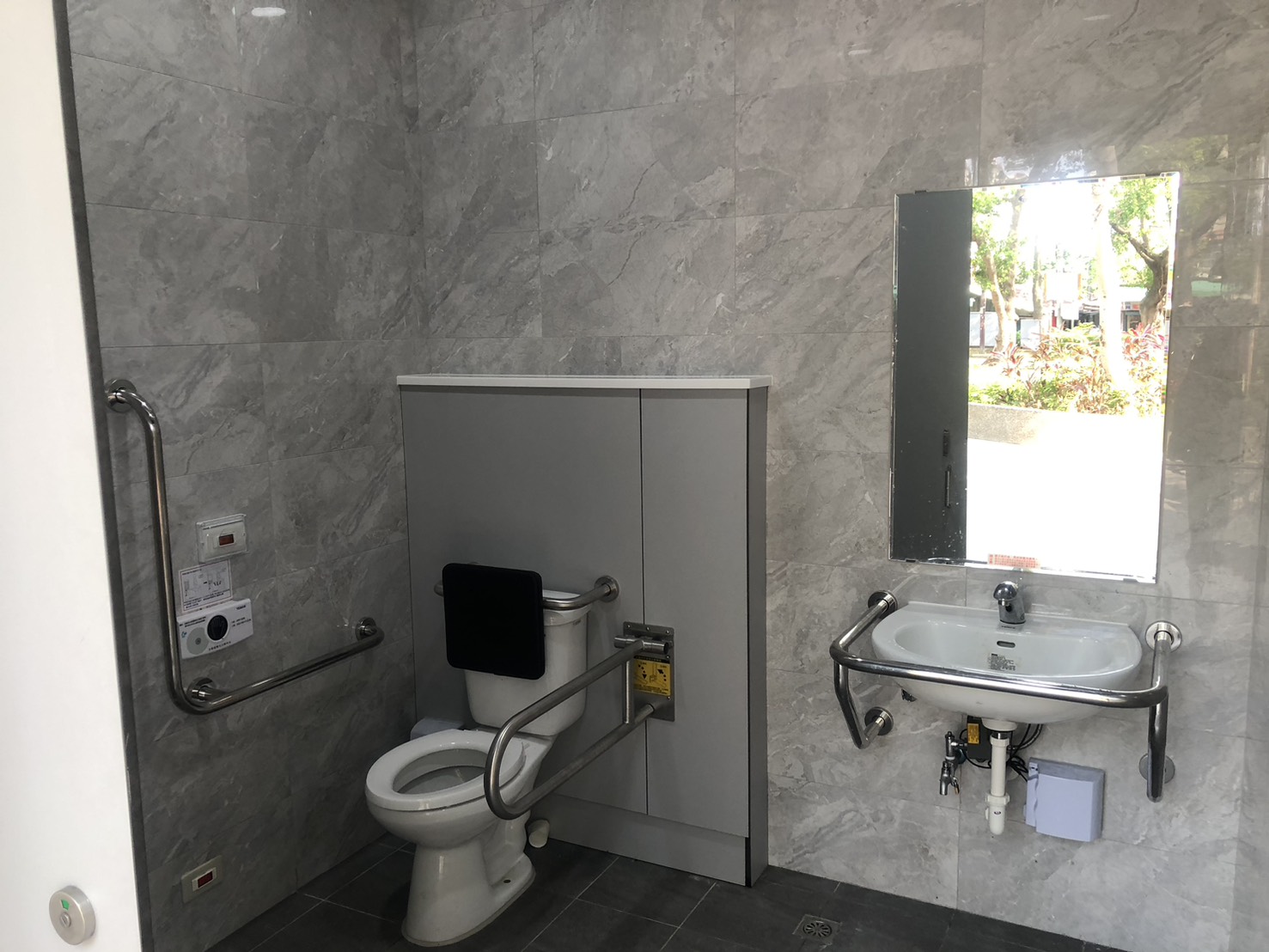 無障礙廁所獨立空間，全面換裝感應式沖水及符合規格的防滑扶手