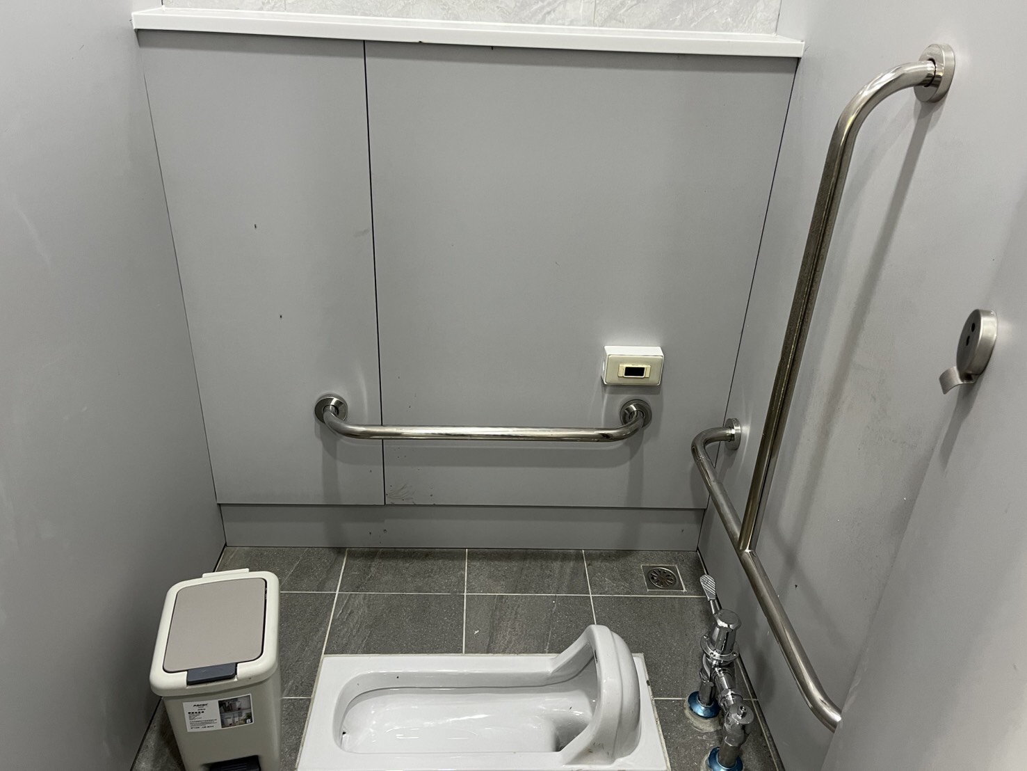 增設扶手貼合民眾使用，磁磚採用防滑石英磚，提升如廁安全