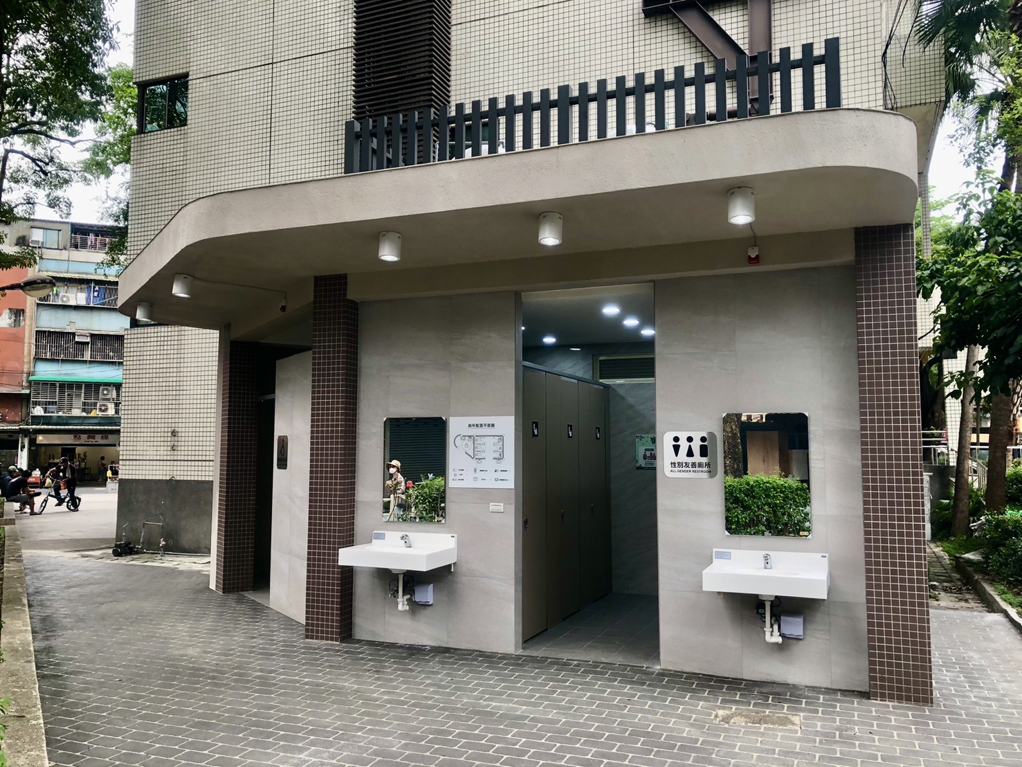 思賢新公廁-亦同步變身為性別友善廁所及無障礙廁所，走道加寬並為壓花地坪，更為平坦、抗滑