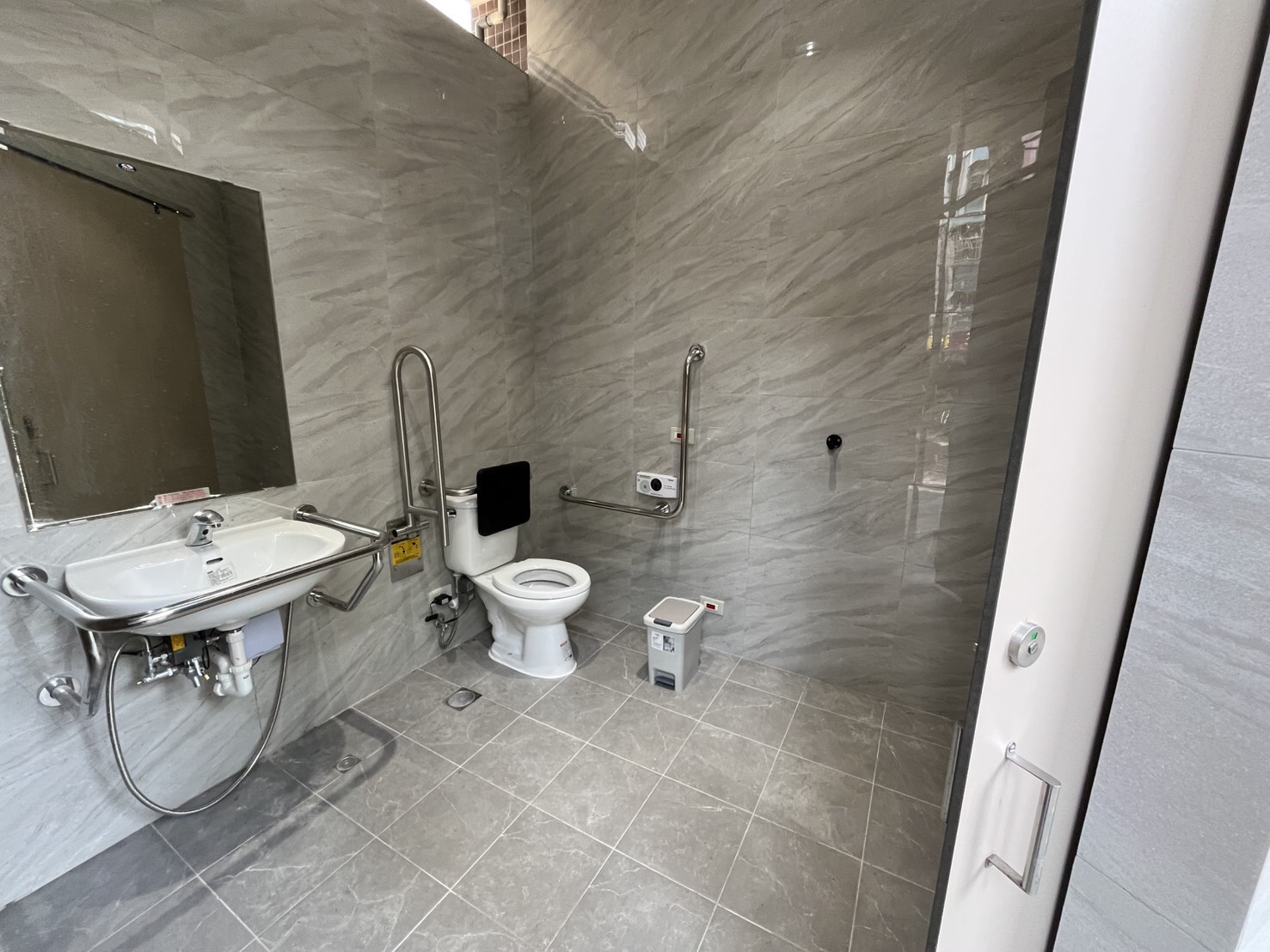 思賢新公廁亦符合相關無障礙規定，全面換裝感應式沖水及防滑，讓長者及身障朋友享有符合安全標準且尊嚴的如廁環境