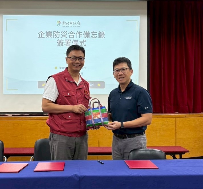 公所由區長致贈伴手禮予川方企業股份有限公司