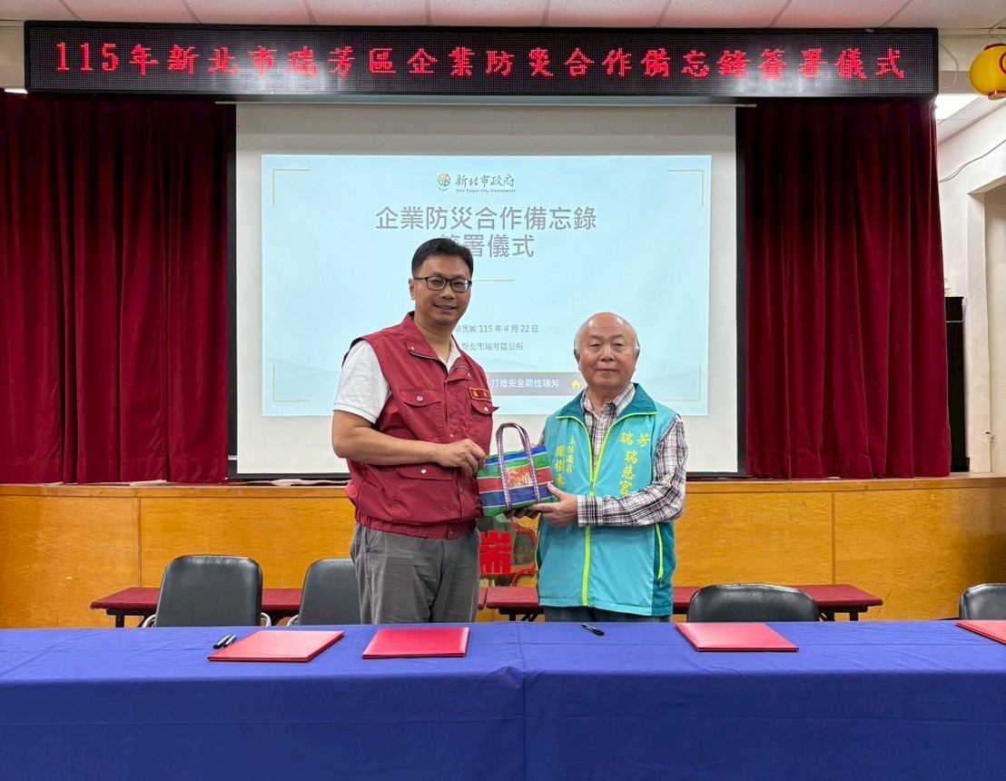 公所由區長致贈伴手禮予瑞慈宮