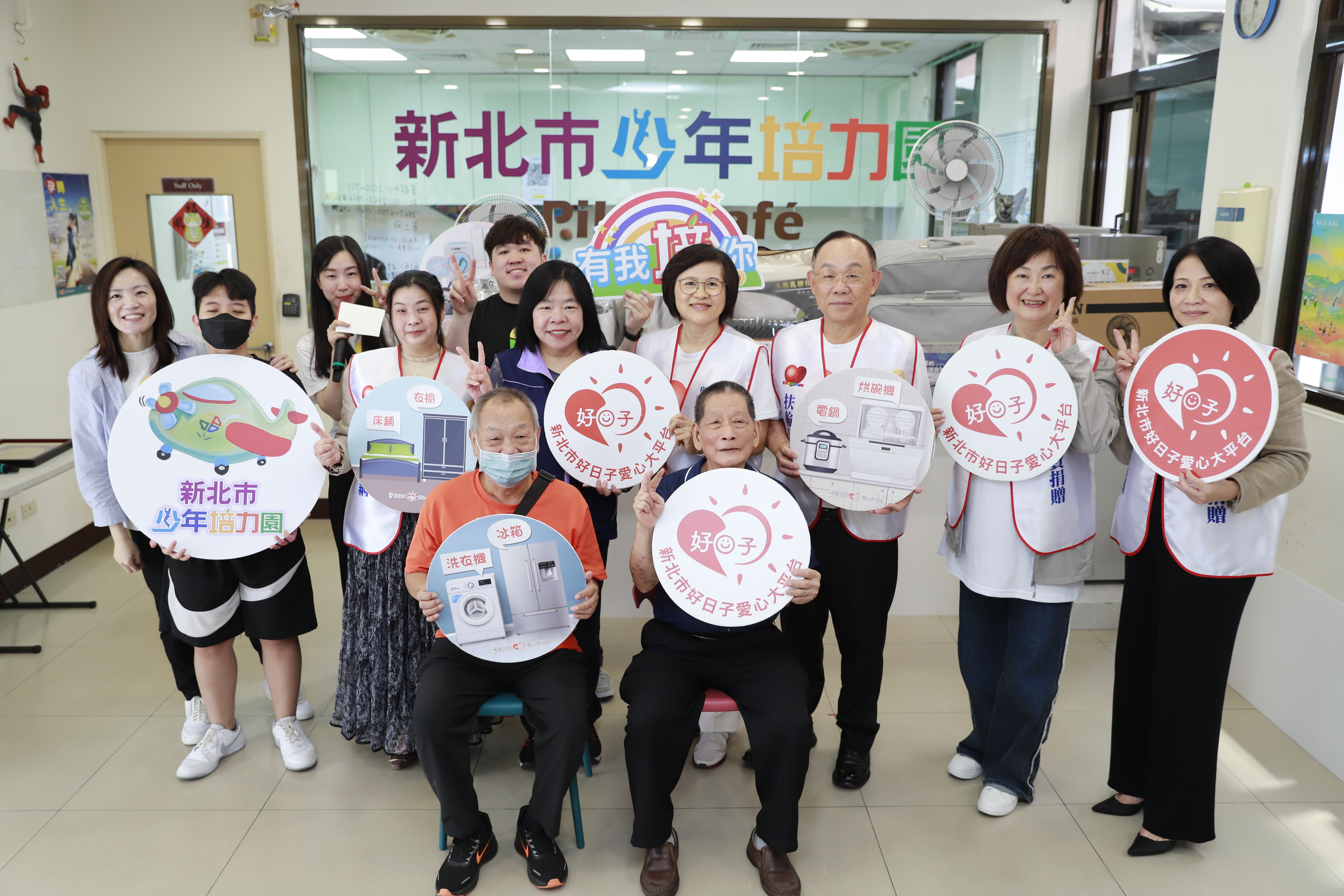  扶輪公益網捐新北市少年培力園17萬元，助少年工班幫獨居長輩修繕住家改善生活。後排右4為扶輪公益網主委葉淑麗，右5為新北市社會局副局長吳淑芳。