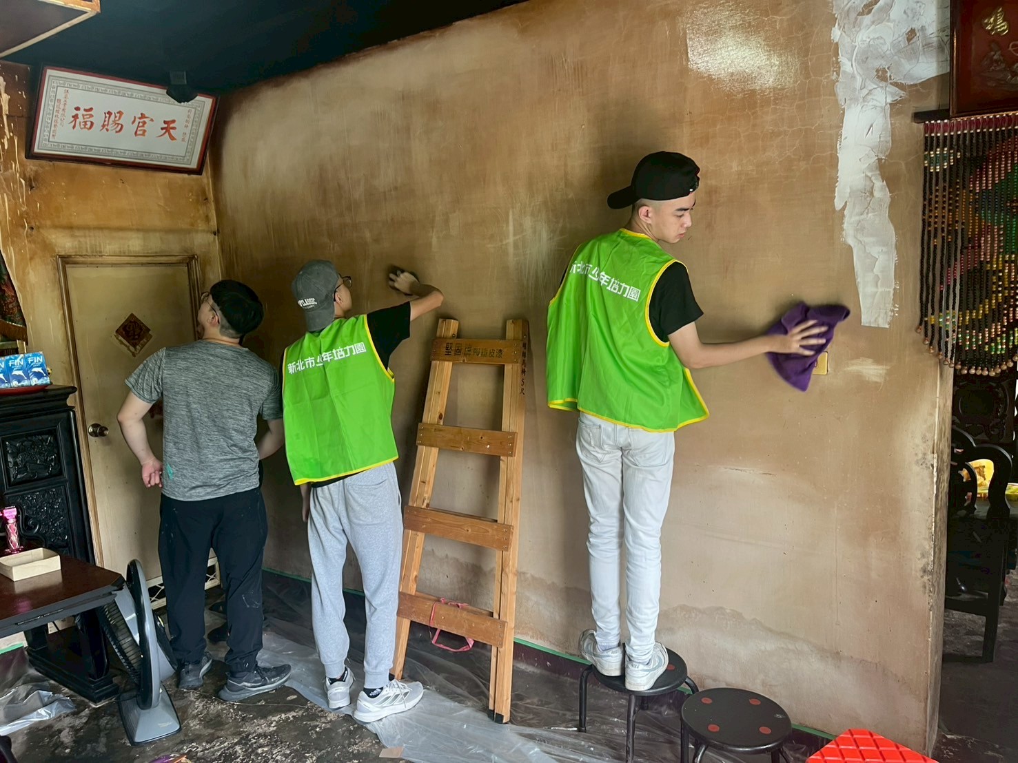  新北市少年培力園「少年工班」，進入獨居長者家中幫忙粉刷牆壁及修繕