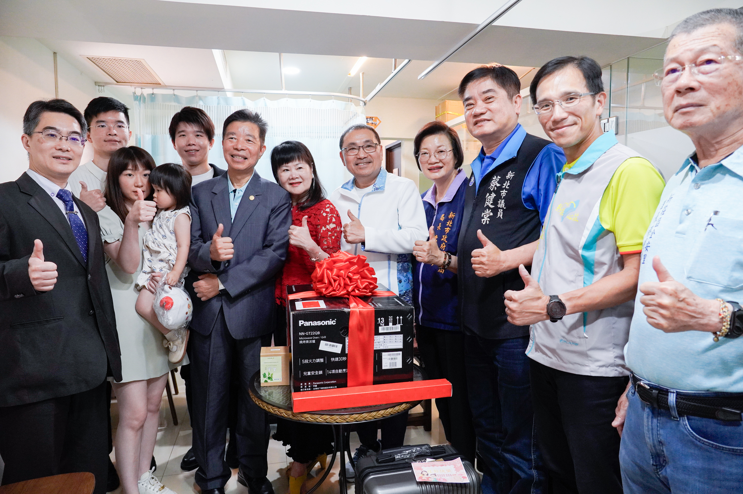  侯友宜市長由社會局長李美珍等人陪同訪視模範母親康錦花（中，穿紅衣者）。