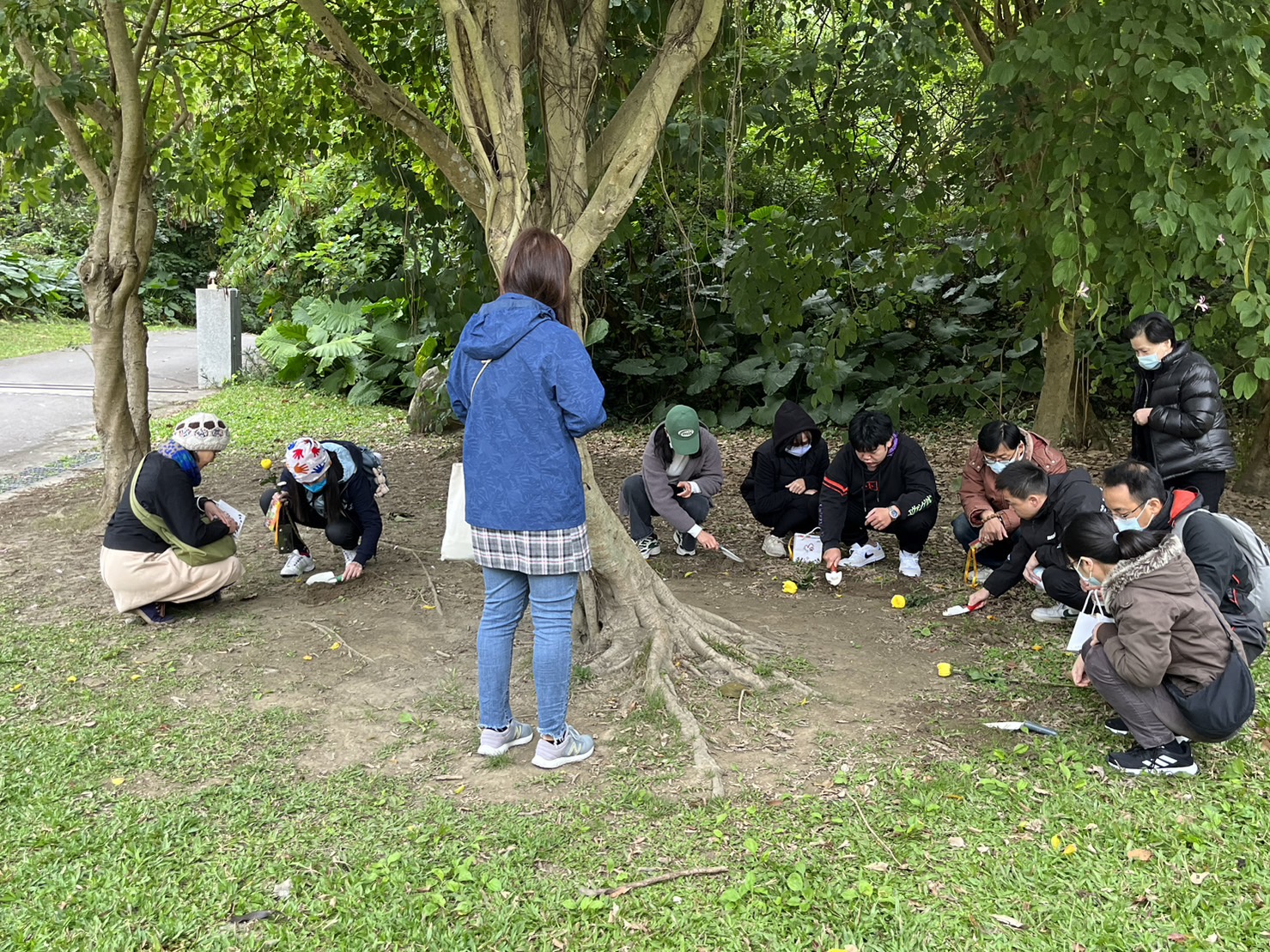 樹葬指將寵物骨灰埋入土中，於其上或樹根周圍種植花樹作為紀念