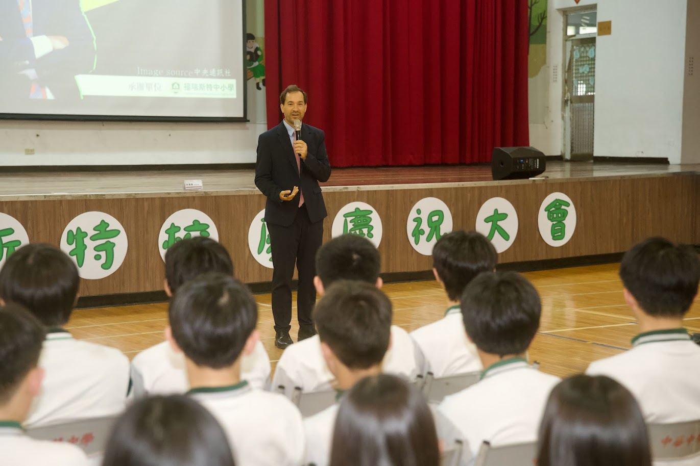 圖1：馬徹處長至福瑞斯特中小學演講
