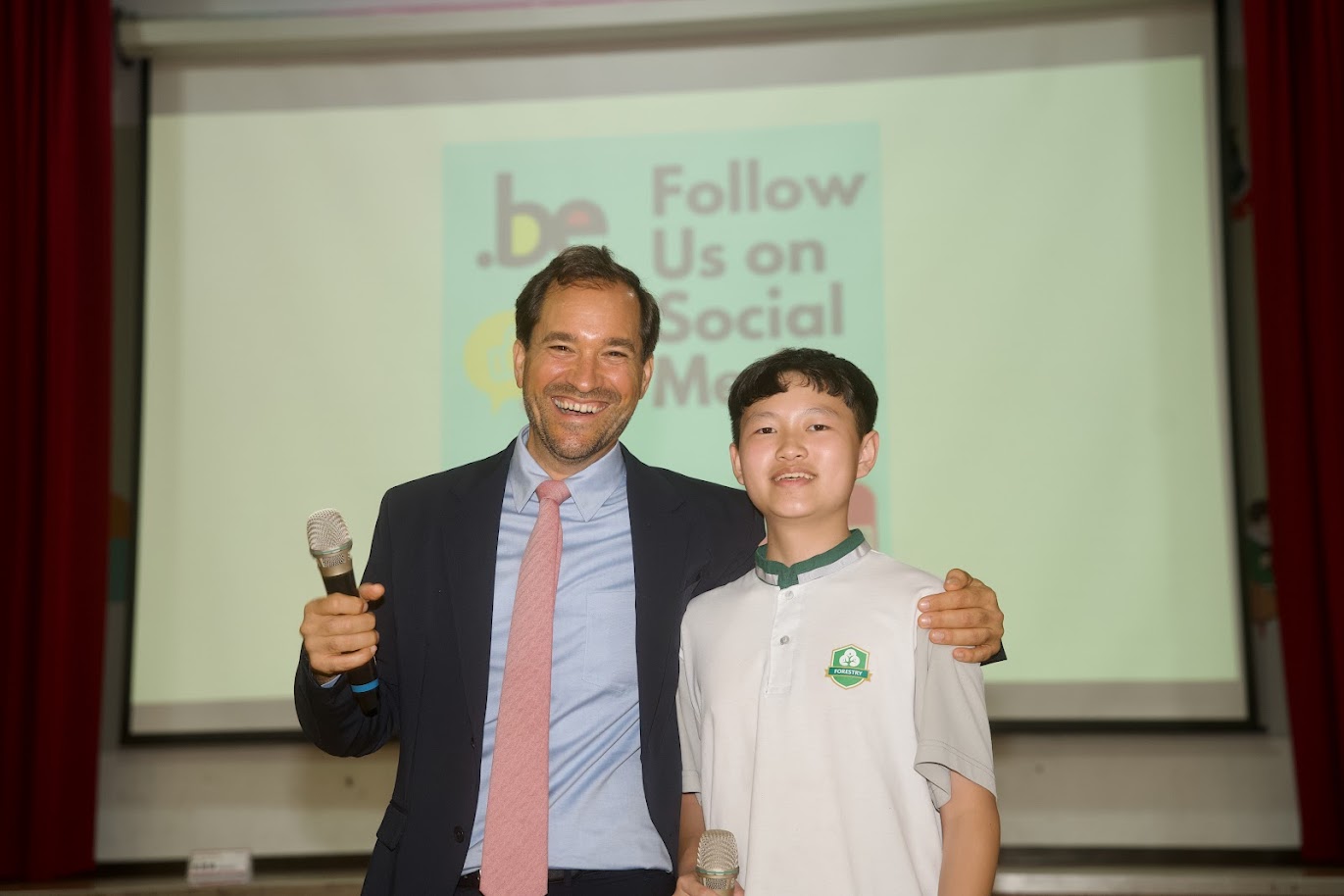 圖3：馬徹處長與國二學生蔡帛源合影