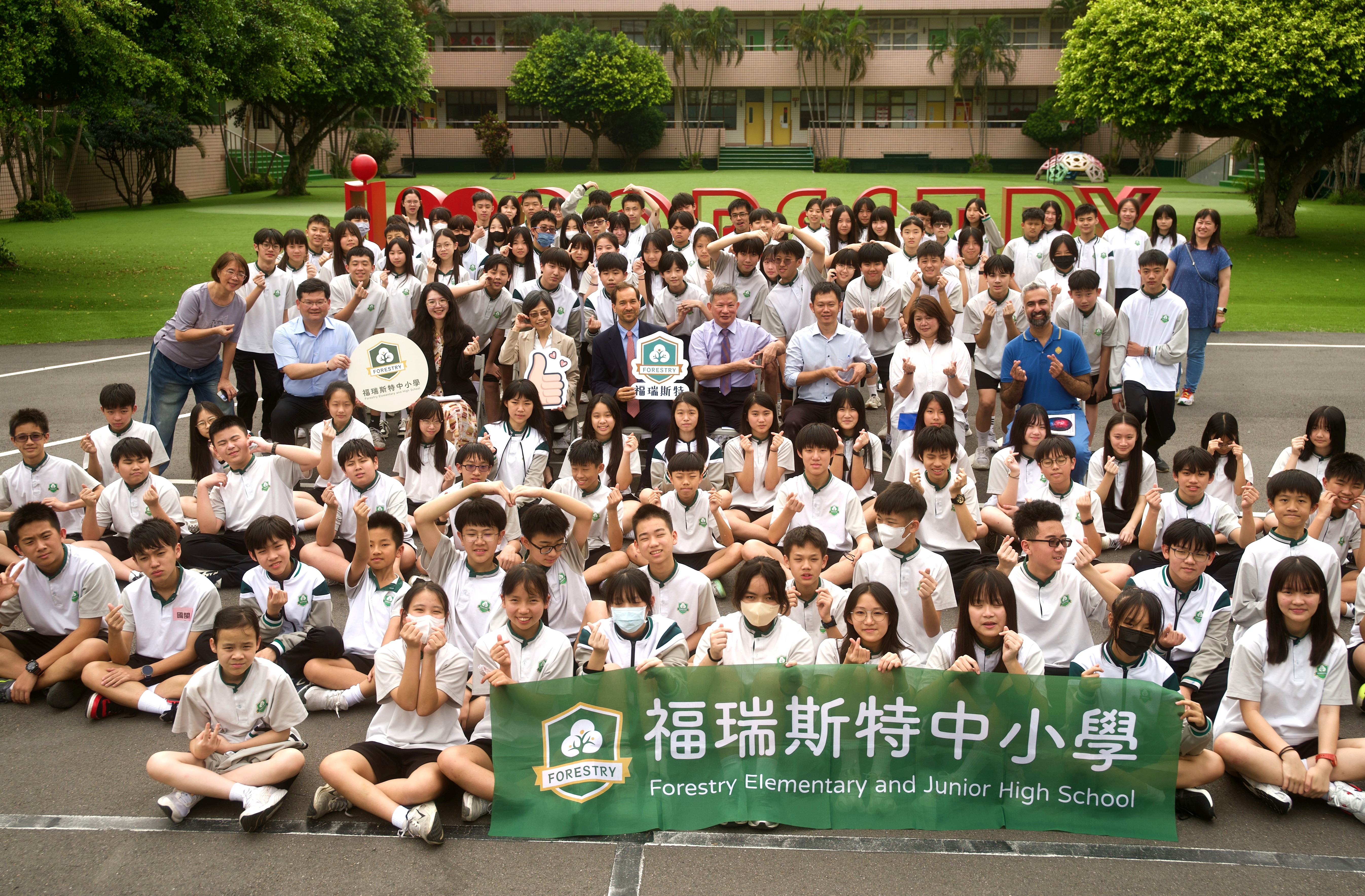 圖4：馬徹處長與福瑞斯特中小學師生合影