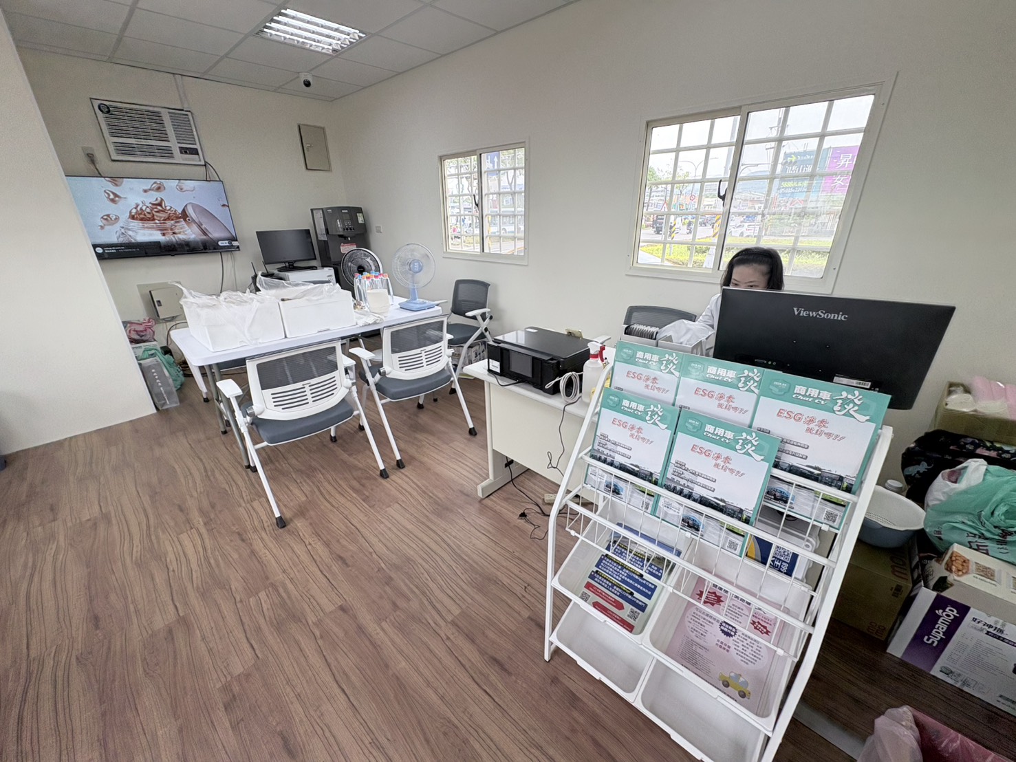 提供飲水、如廁等基本需求，還有專人協助處理計程車相關事務