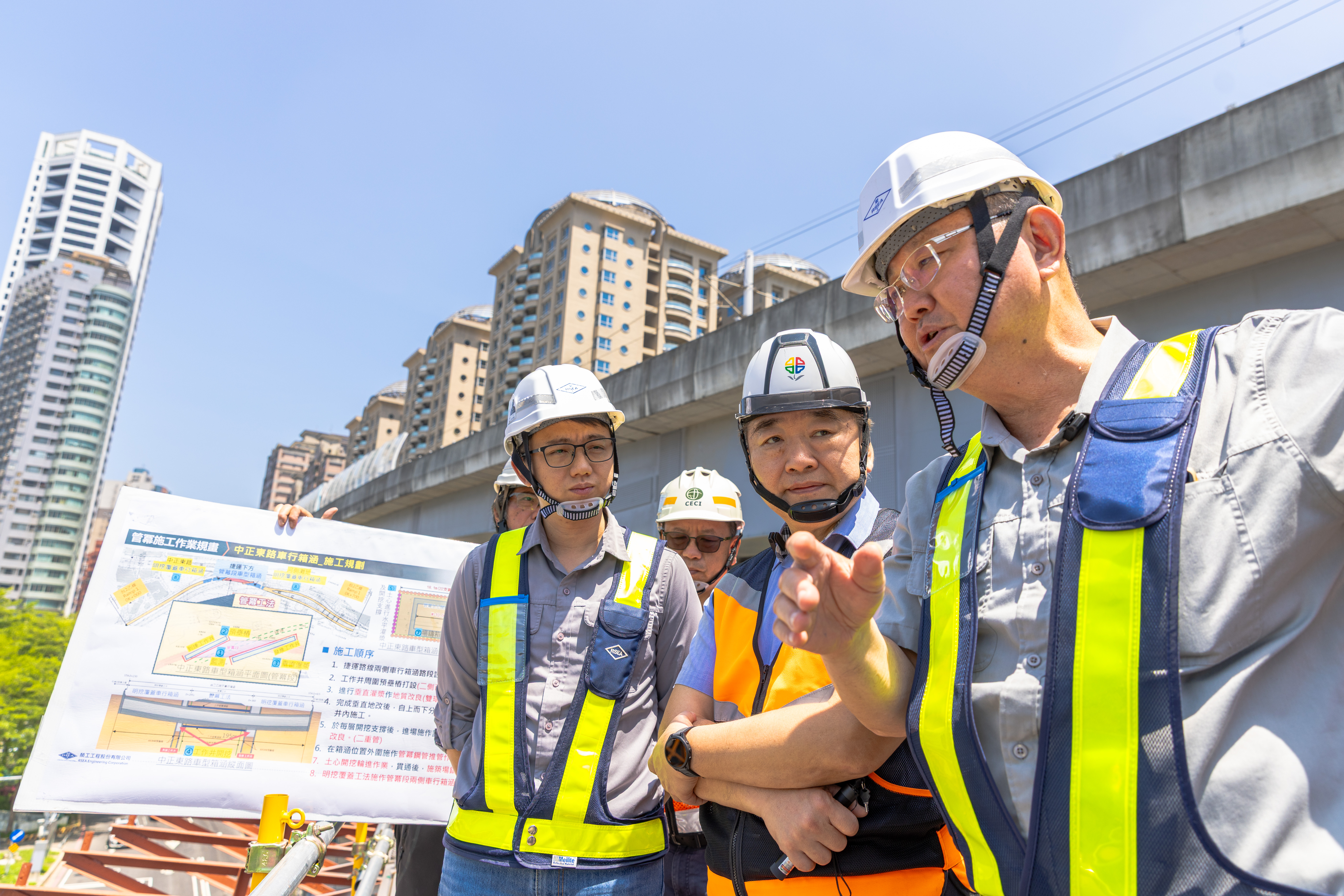 工務局長馮兆麟(右二)視察淡北道路工程，了解中正東路地下道管冪段施工情形。