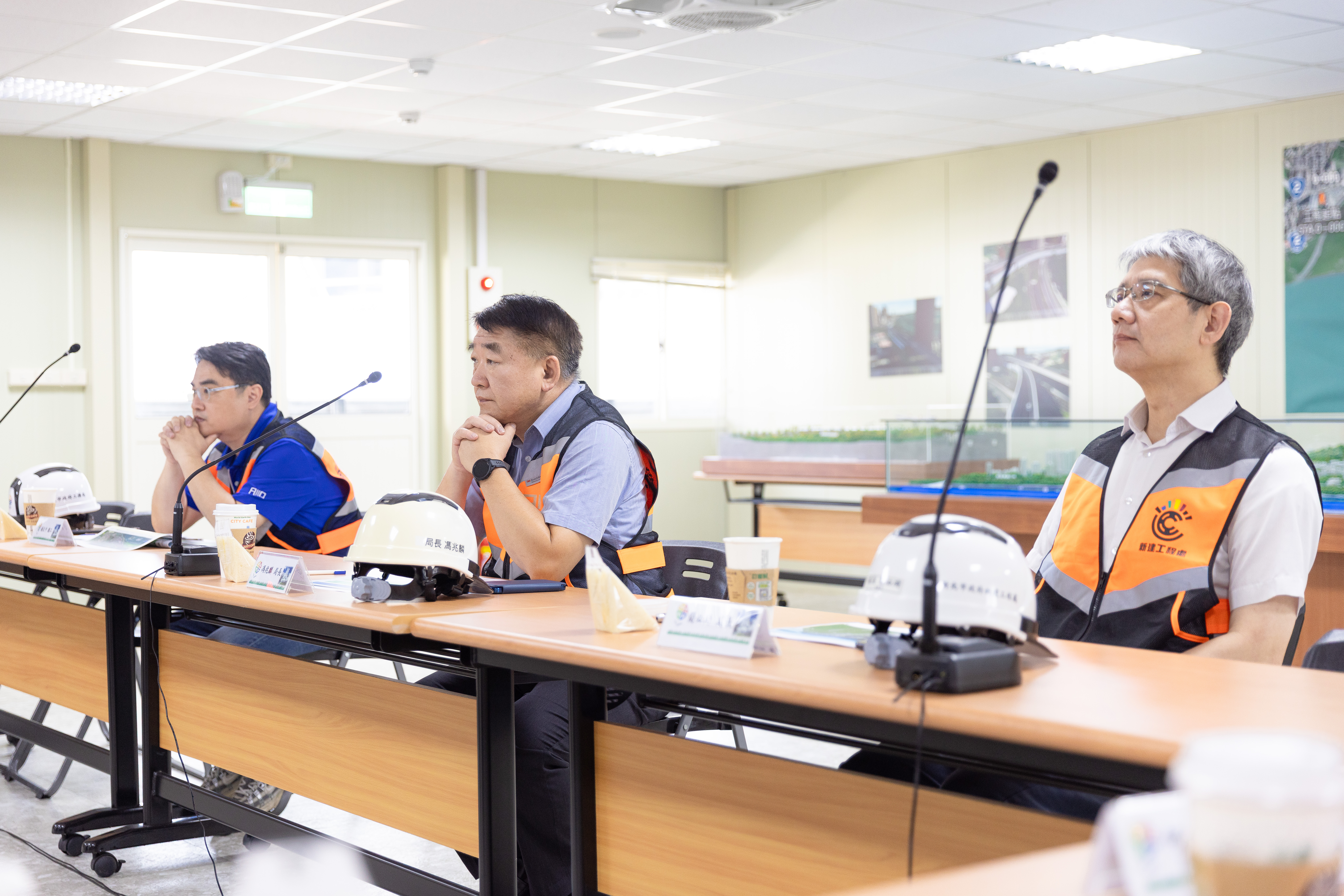 工務局長馮兆麟(右二)與新工處長簡必琦(右一)、工務局總工程司楊至中，聽取淡北道路工程簡報。
