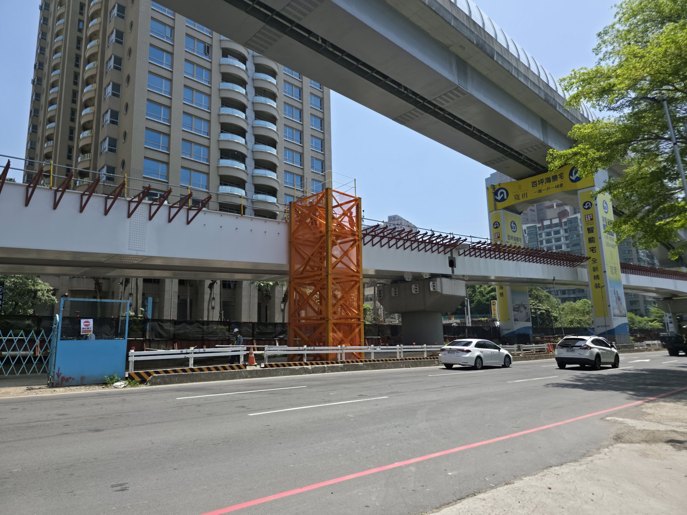 中正東路地下道位於捷運軌道下方施工，新工處強化各項監測與風險控管機制。