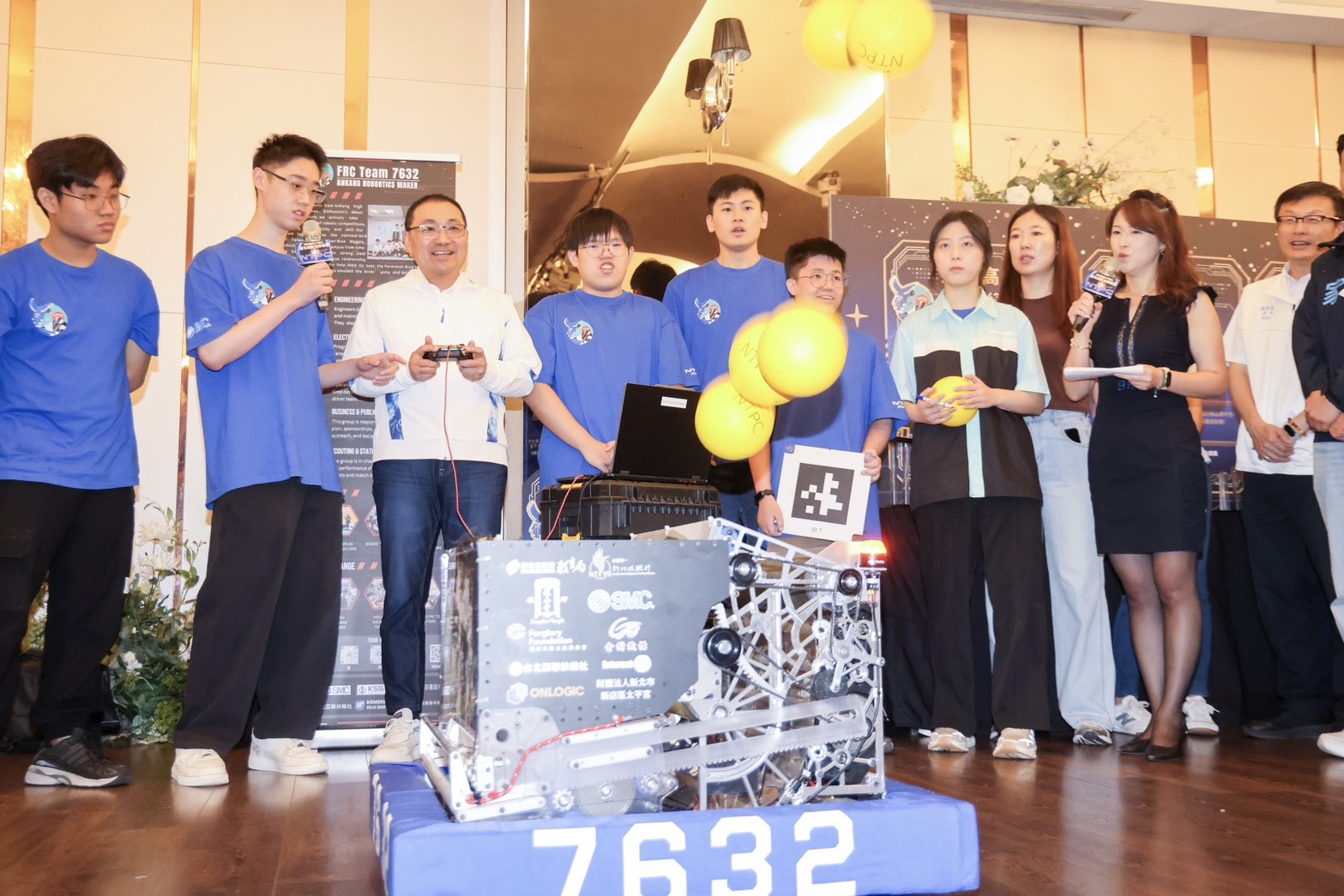 學生團隊邀請侯友宜市長一同操作機器人，呈現AI教育的學習成果