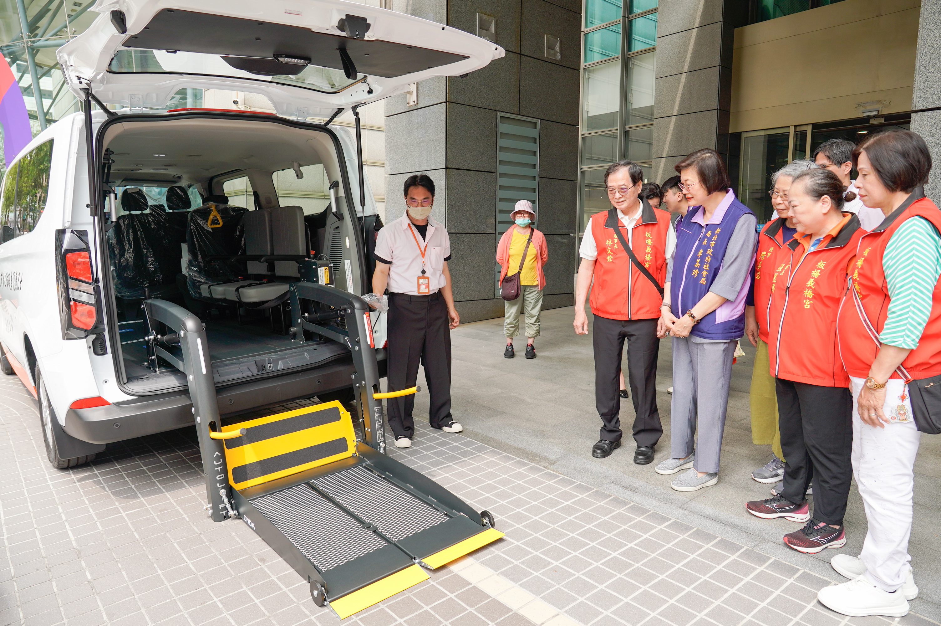 板橋義橋宮城隍尊神協會集結善信的愛心，捐贈雙乘座位的復康巴士，幫助身障朋友安心出行