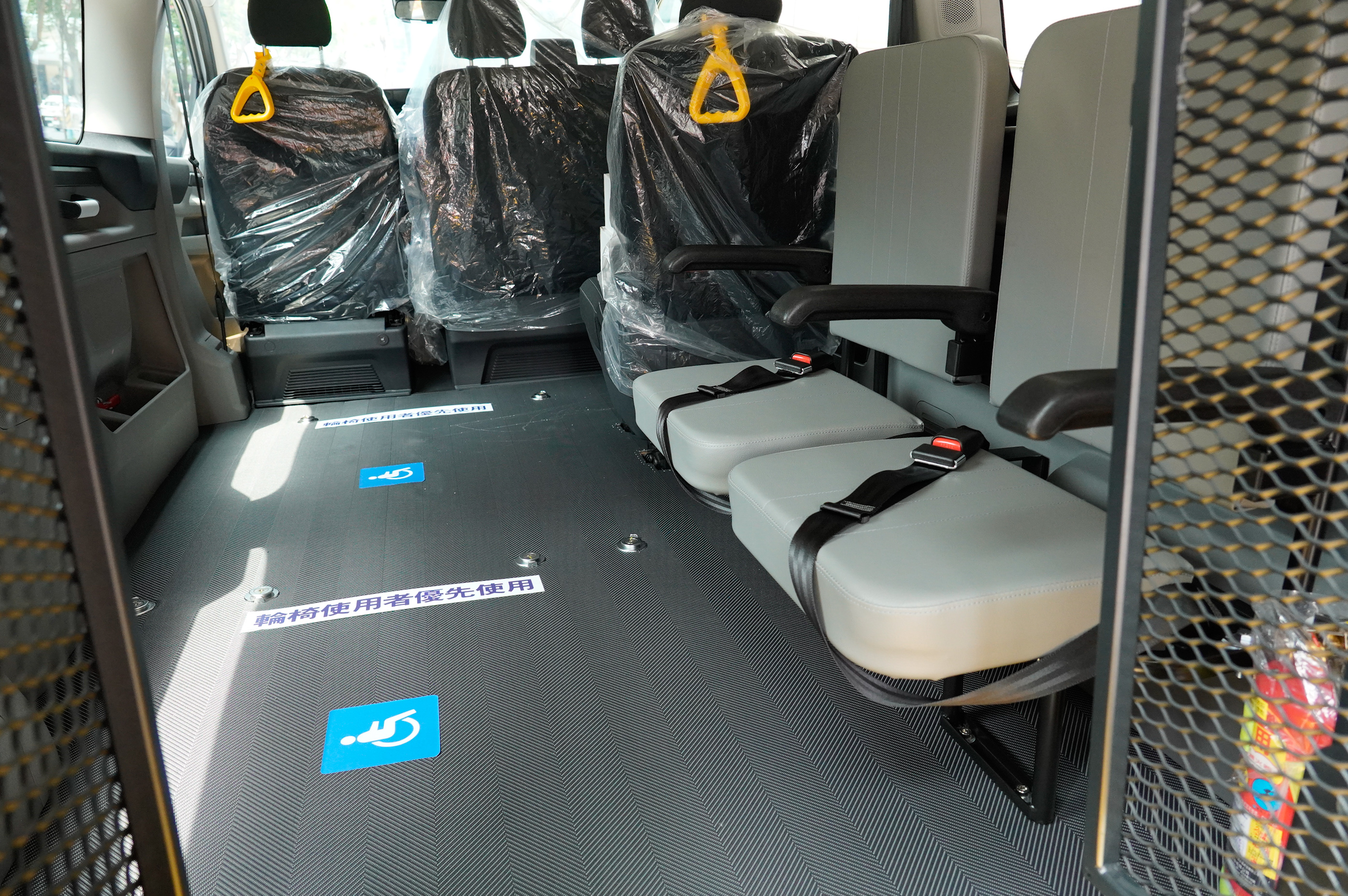 義橋宮捐贈的雙乘坐位復康巴士可以同時載送兩個乘坐輪椅者及兩位陪同者
