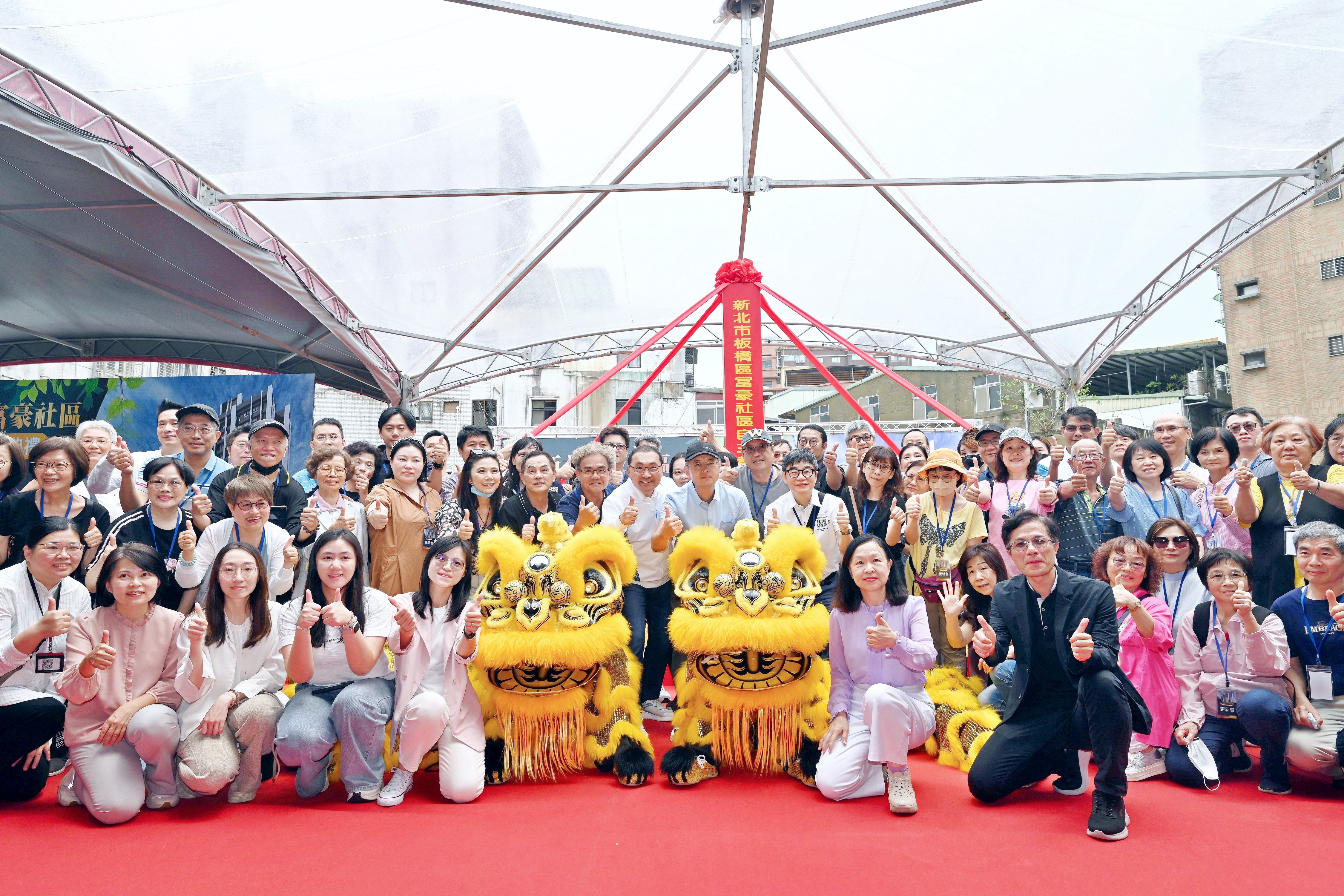 侯友宜表示，在住戶的團結合作下，積極推動自主都更，克服重重難關才順利開工動土。