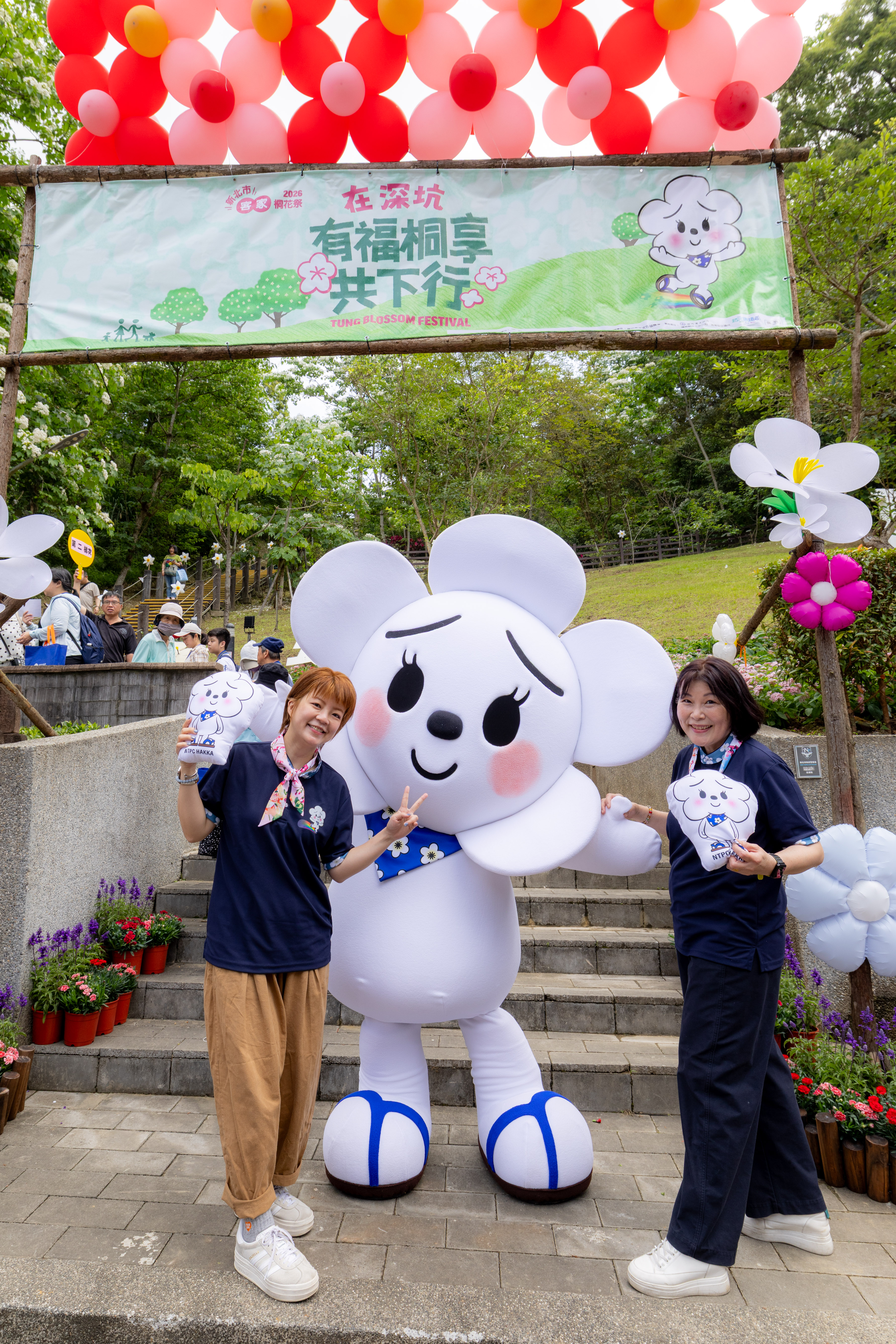 新北市客家事務局劉冠吟局長、深坑區李漪萍區長與代言人「發桐醬」共同宣傳