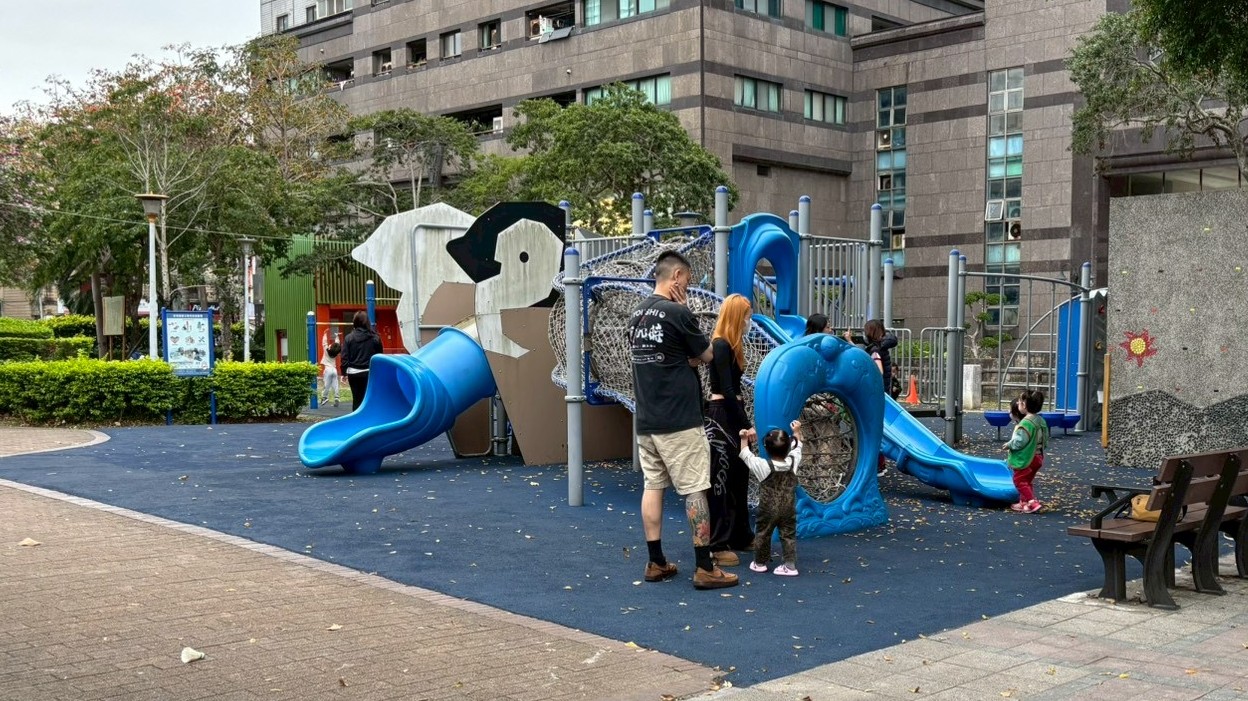板橋重慶公園極地企鵝造型遊具