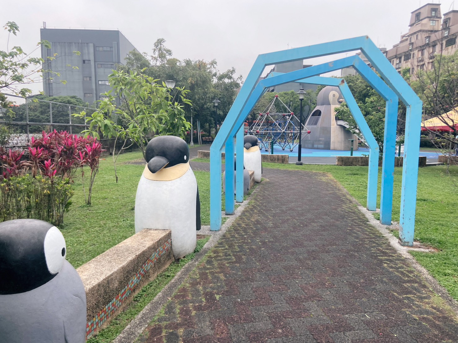 新店安和景觀公園高低錯落的空間設計與多元遊具配置