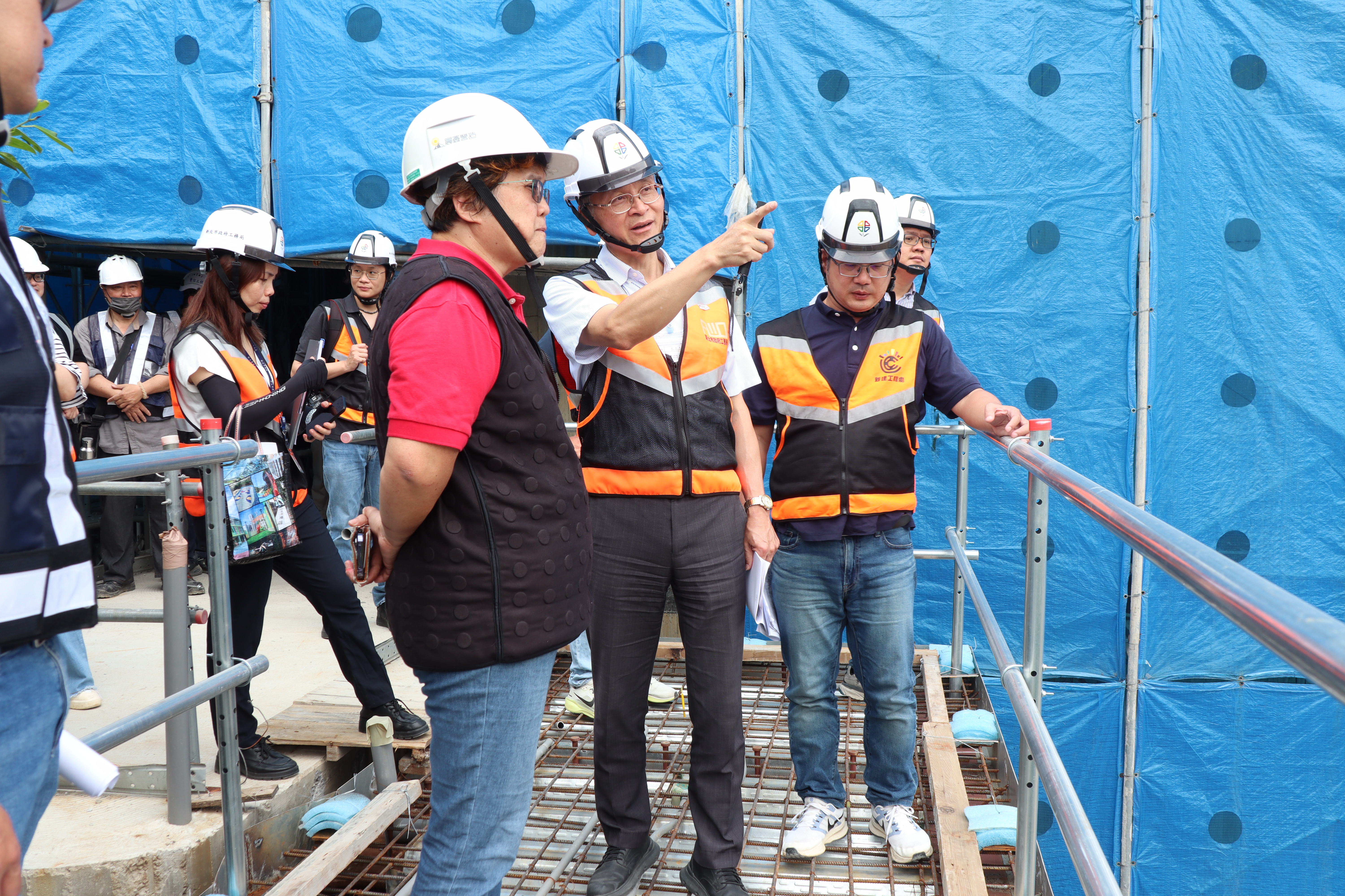 工務局副局長林炳勲(右二)與淡水國小校長陳佩芝(右三)一同視察校舍新建工程進度。