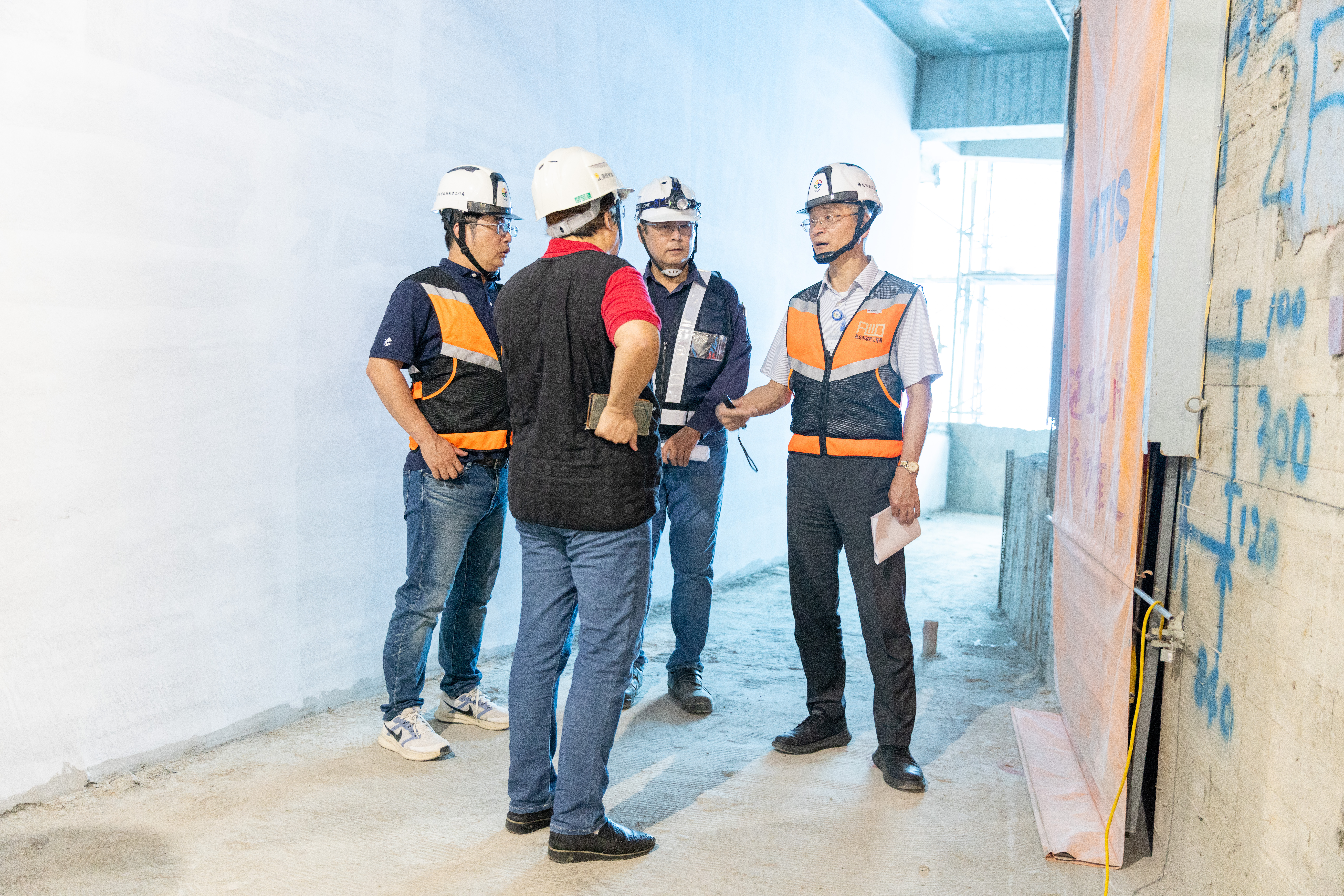 工務局副局長林炳勲(右一)視察把關施工品質與進度，並勉勵施工團隊全力以赴，如期如質完成。