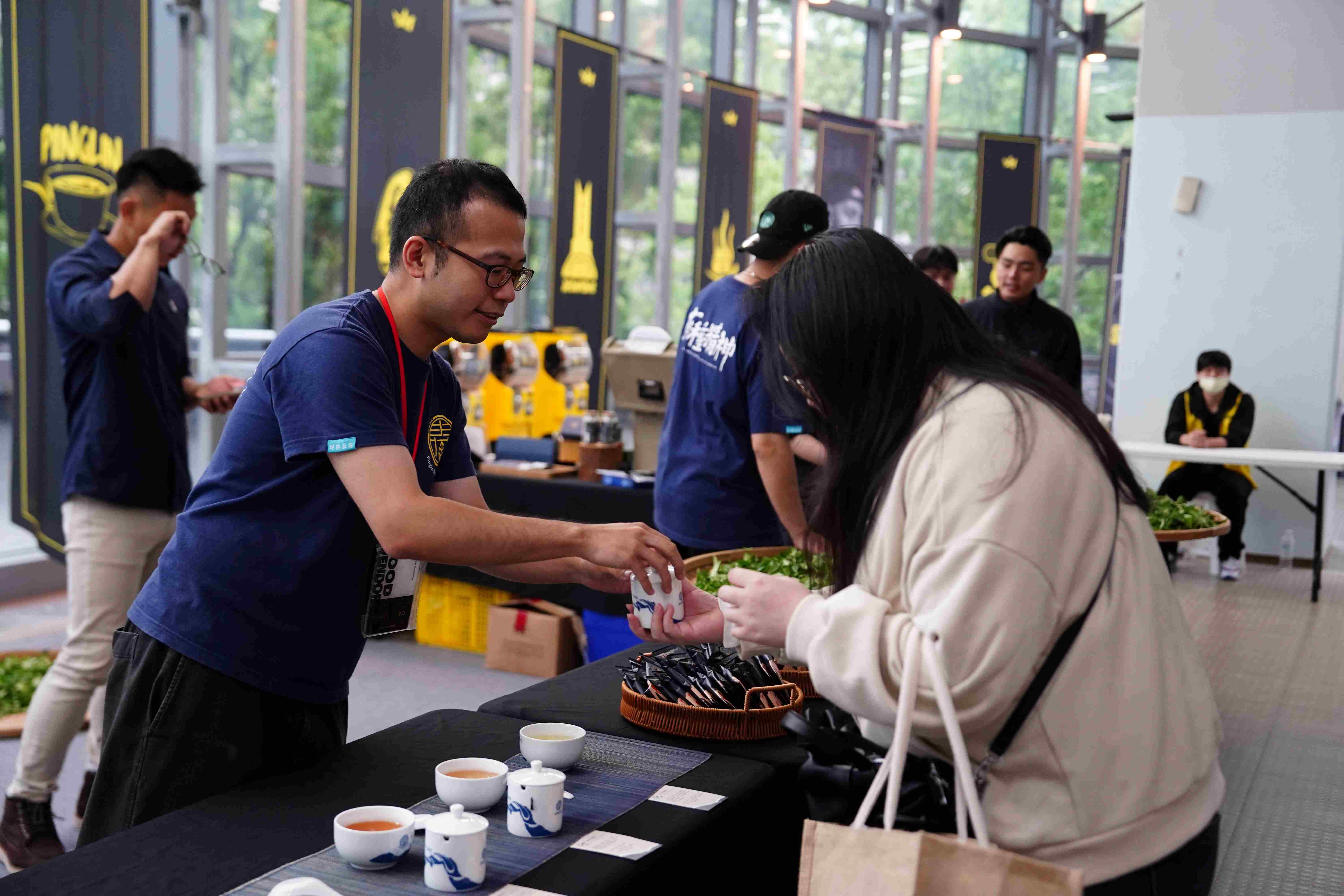 為了讓民眾能接觸地方農特產品，新北好茶聯手新北國王推廣茶鄉文化，於國王隊主場賽事設置茶山體驗攤位