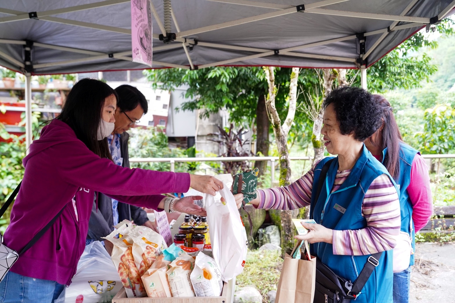 新北珠蔥產地展售會集各區農會特產展售，販售珠蔥、綠竹筍、包種茶、蜂蜜等農產品