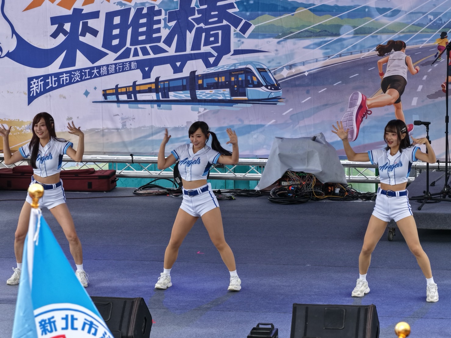 活動由富邦悍將啦啦隊的活力應援揭開序幕，瞬間引爆熱情。