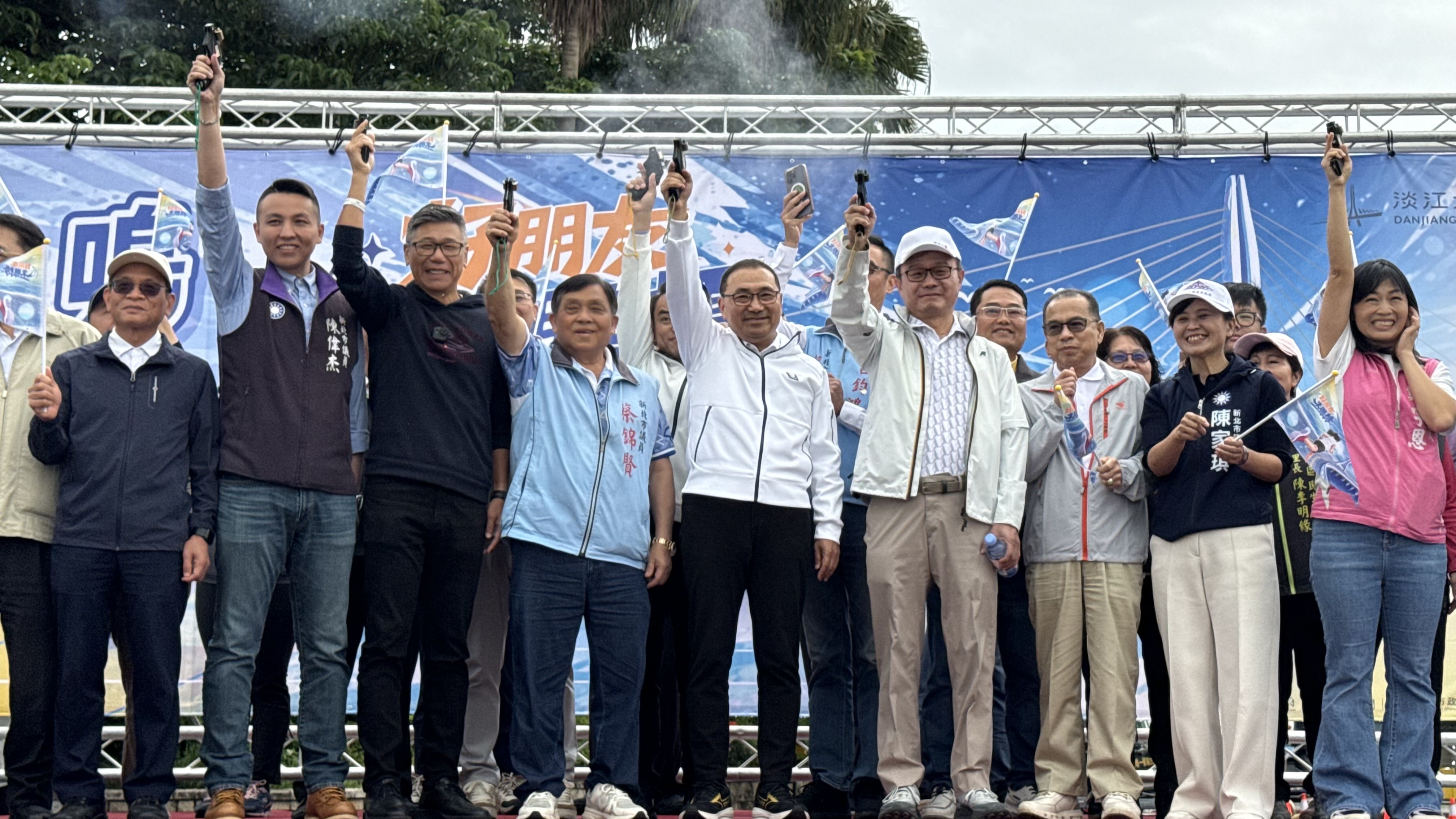 在市長侯友宜鳴槍後，上萬名幸運民眾邁開腳步，首度登上這座全台矚目的世界級斜張橋。