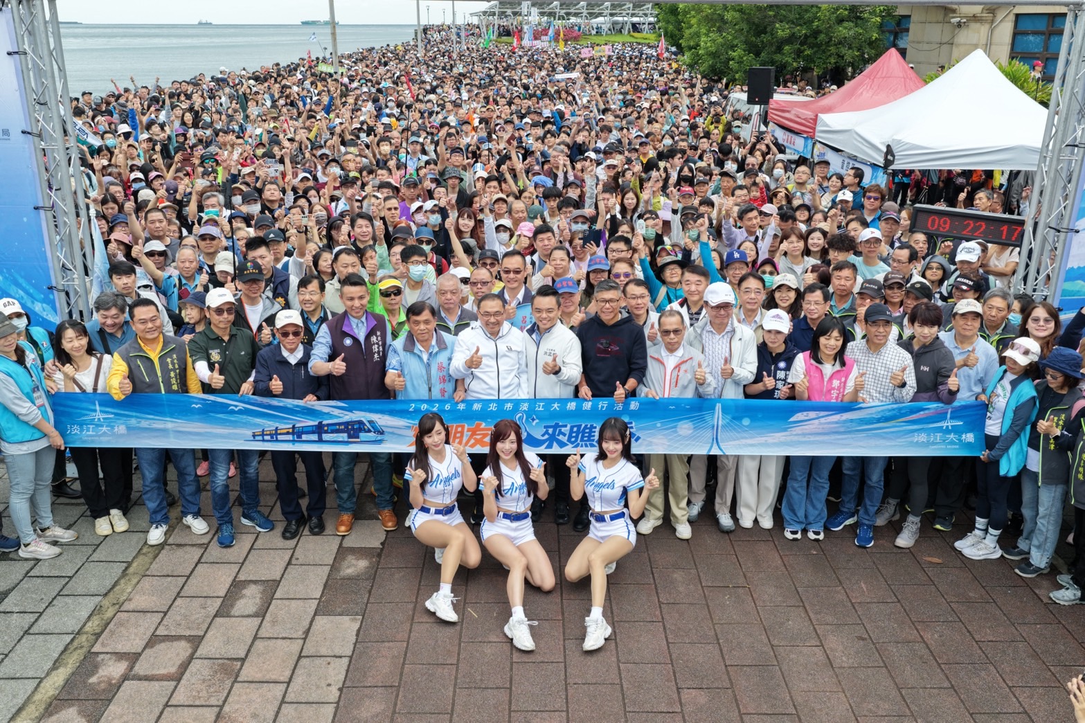 活動全天吸引超過十萬人次湧入淡水，場面壯觀非凡。