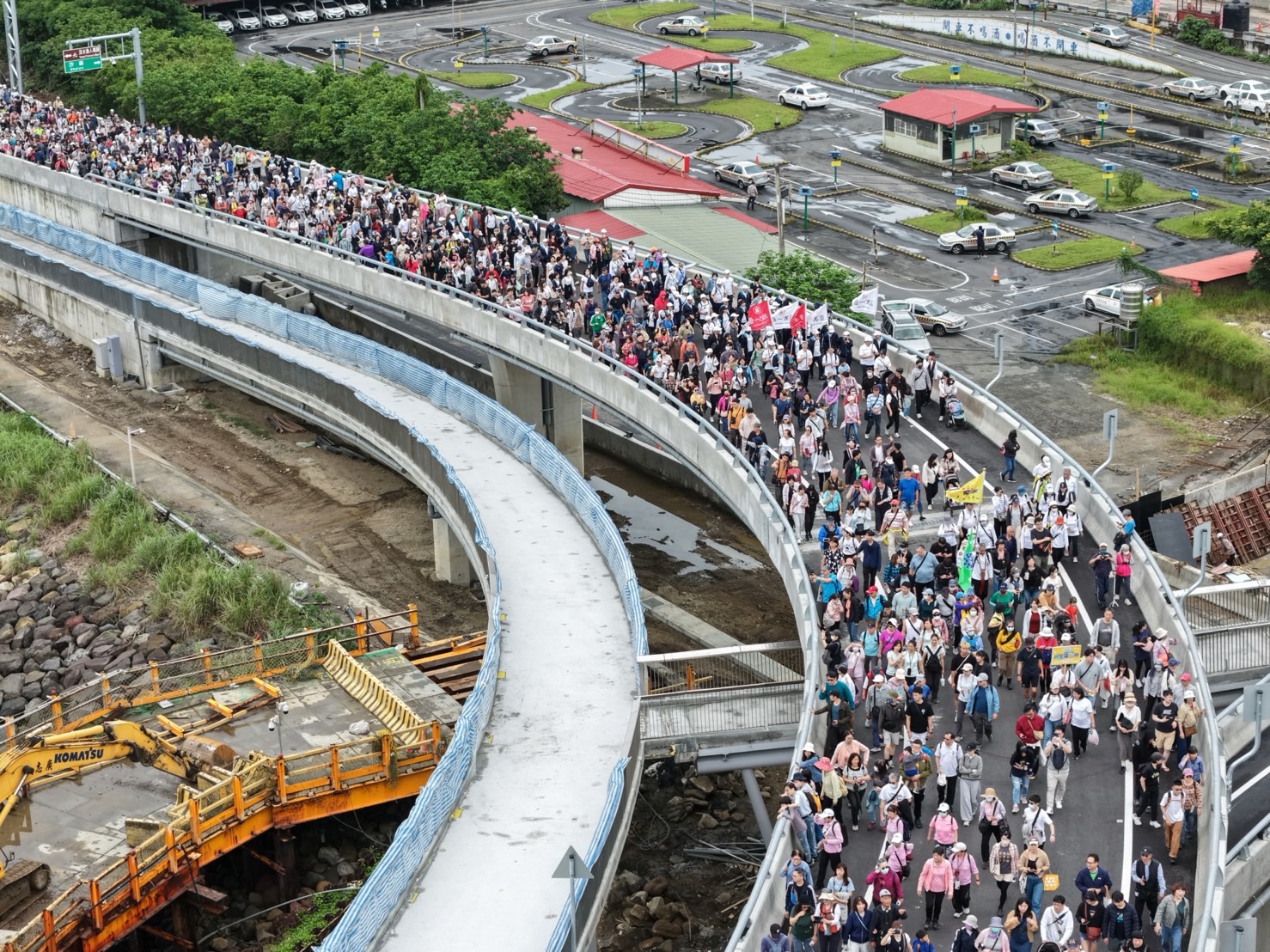 活動全天吸引超過十萬人次湧入淡水，場面十分壯觀。