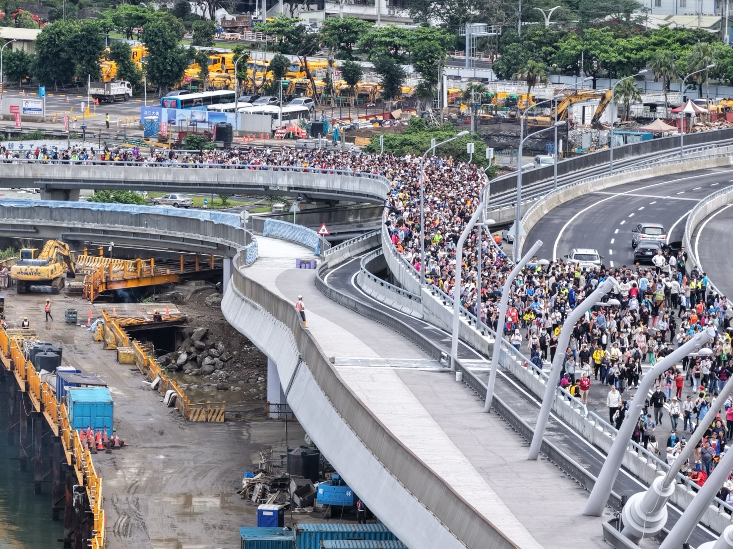 活動全日吸引超過十萬人次湧入淡水，場面壯觀非凡。