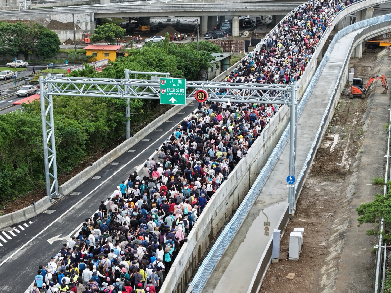 活動當天吸引超過十萬人次湧入淡水，場面壯觀非凡。