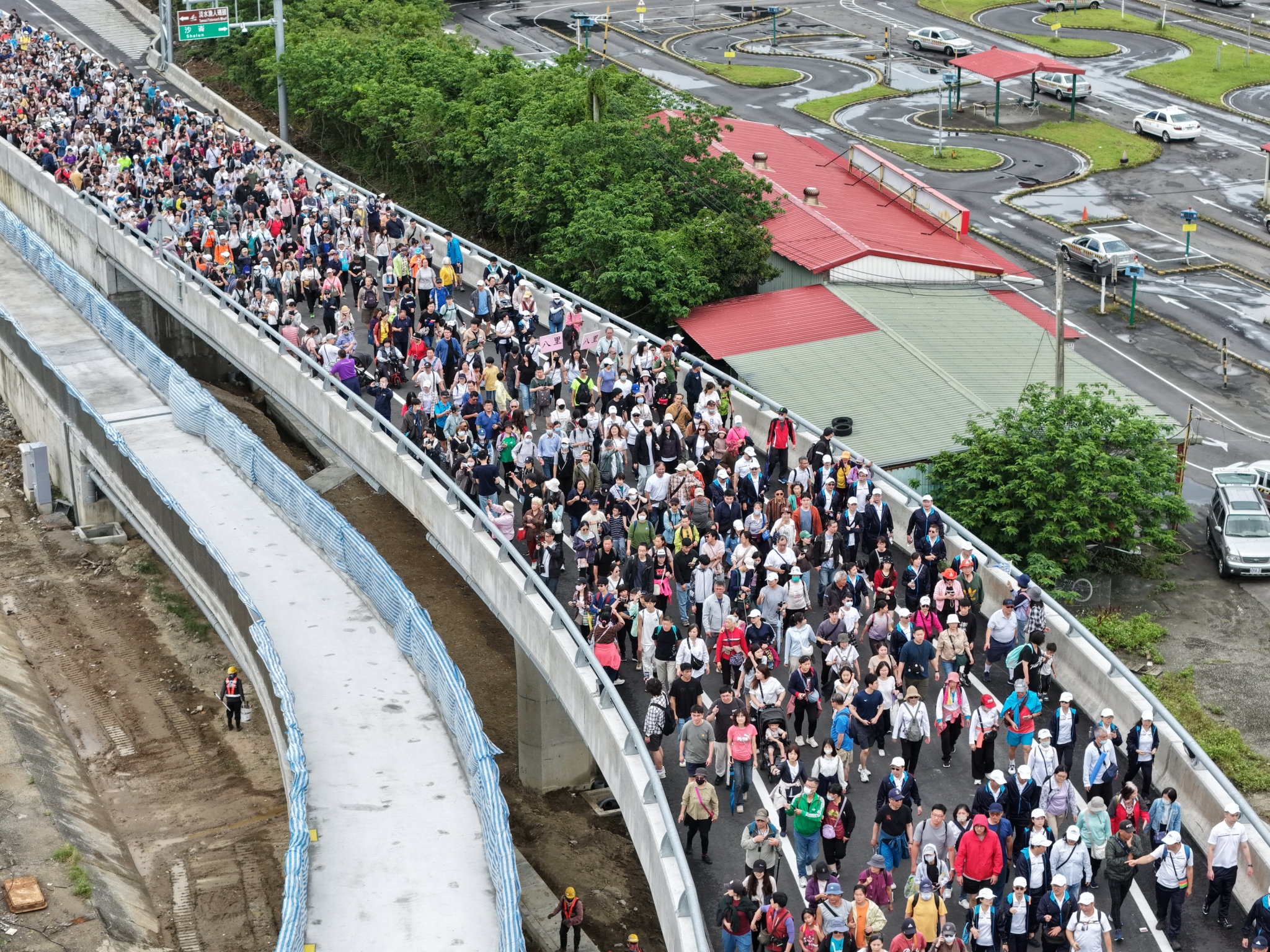 活動當日吸引超過十萬人次湧入淡水，場面壯觀非凡。