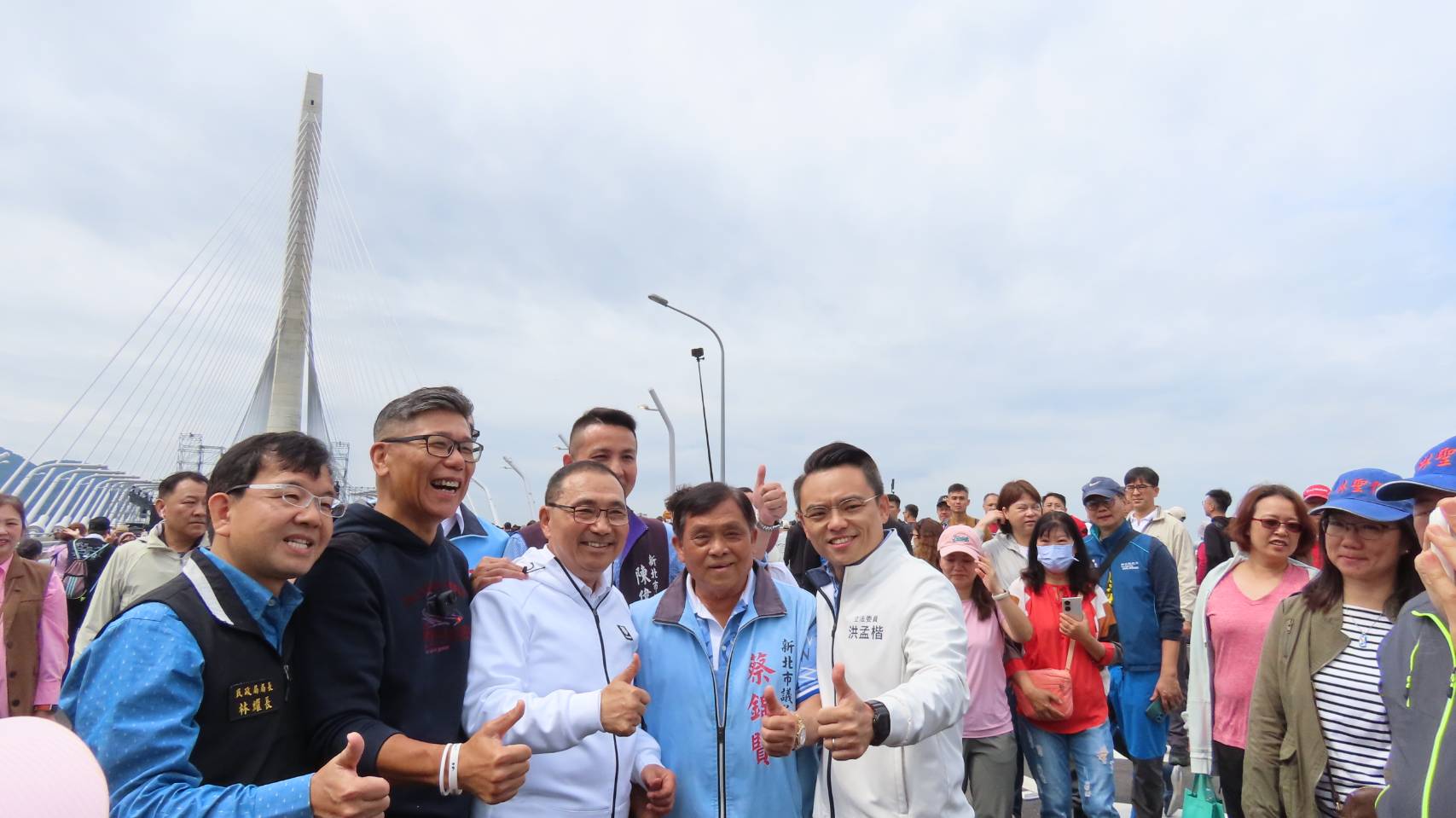 市長侯友宜與民眾一起健行，並和熱情民眾及民意代表合影