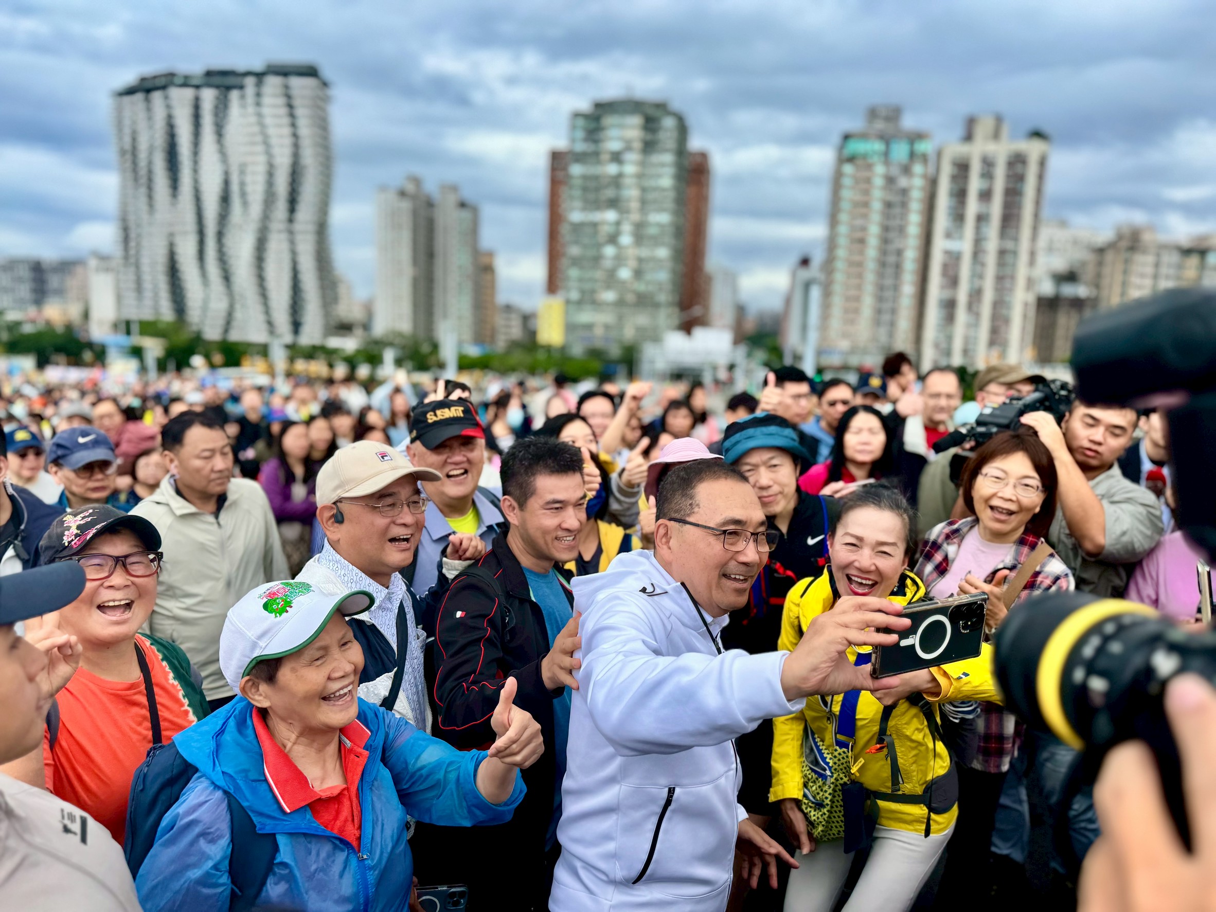 市長與民眾一起健行，並和熱情民眾及民意代表合影